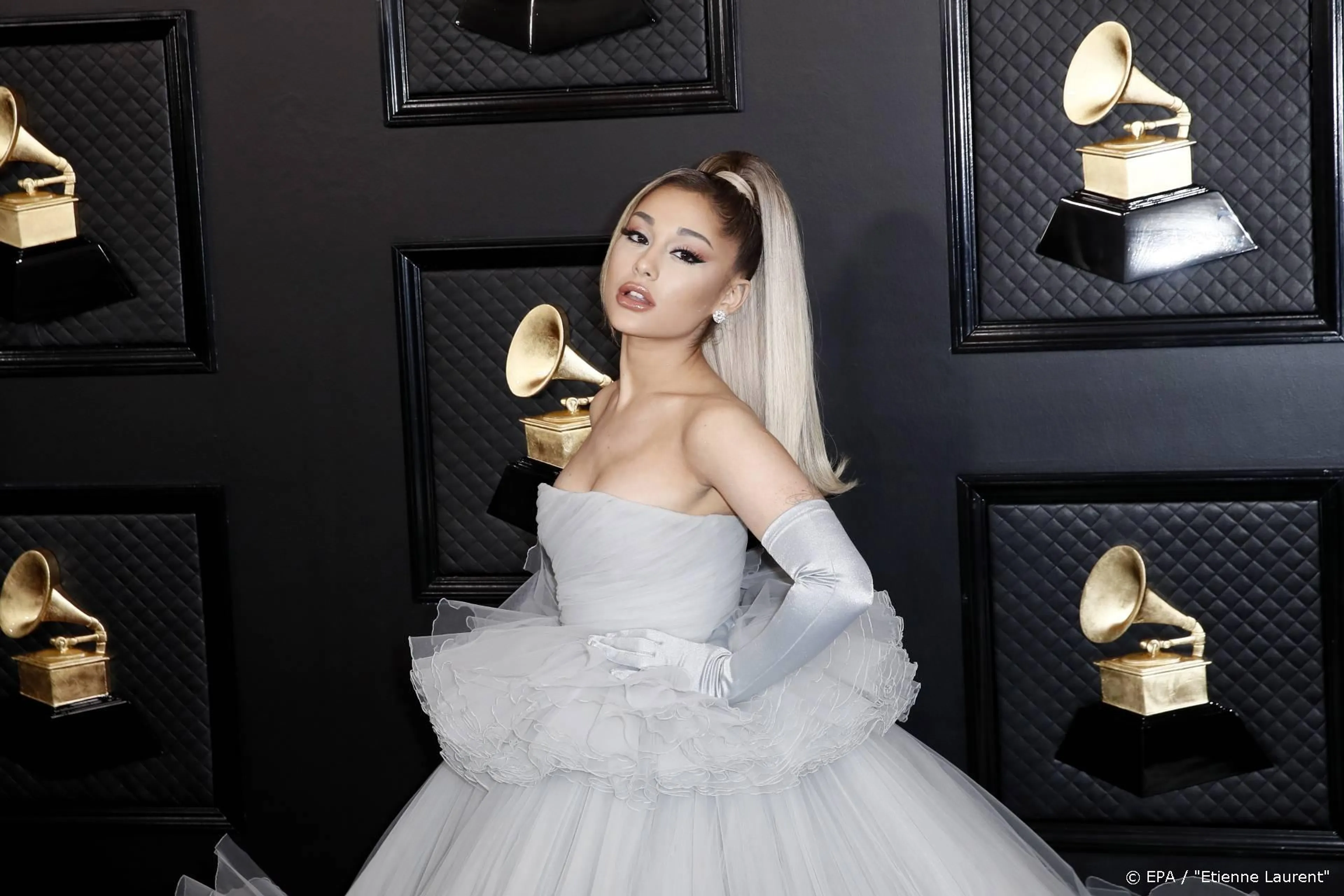 Ariana Grande en vriend maken liefde officieel op Instagram