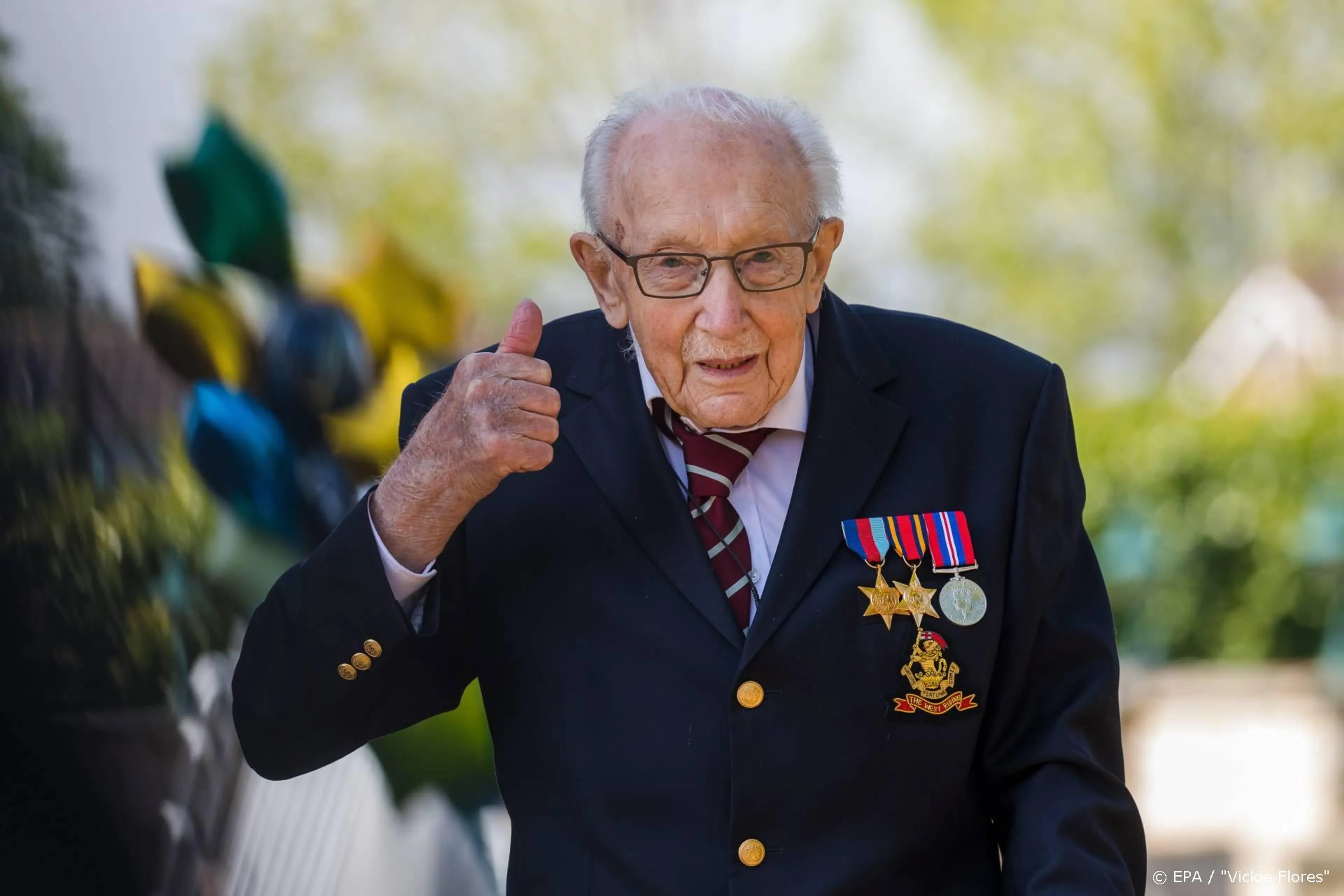 99-jarige wandelende Britse veteraan op weg naar nummer 1-hit