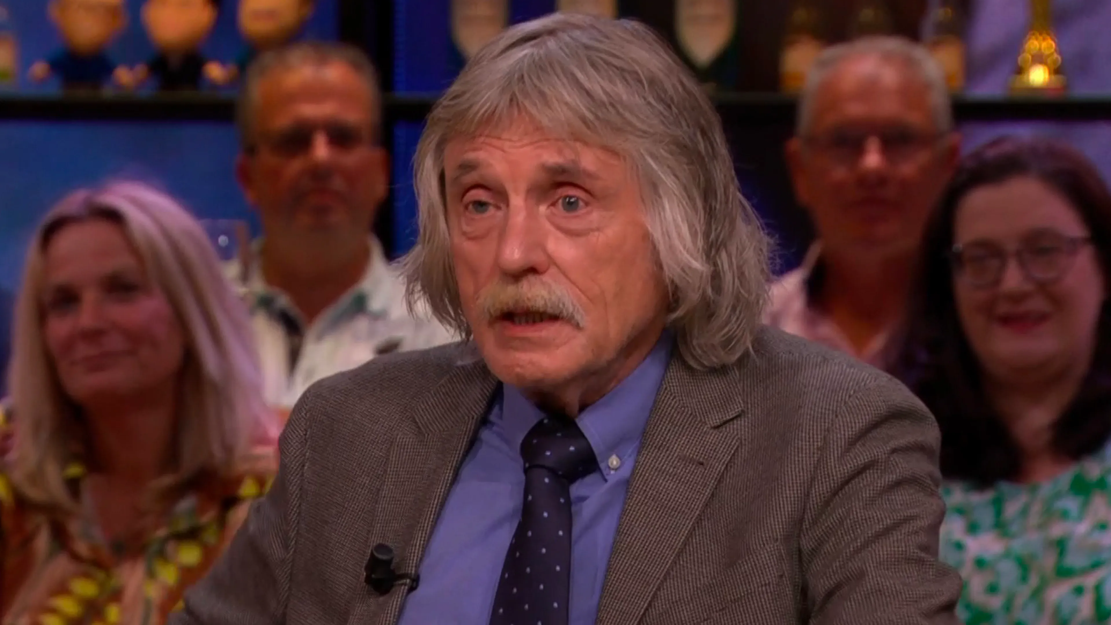 Johan Derksen onthult hoeveel hij kwijt is aan roken: 'Onverantwoord'