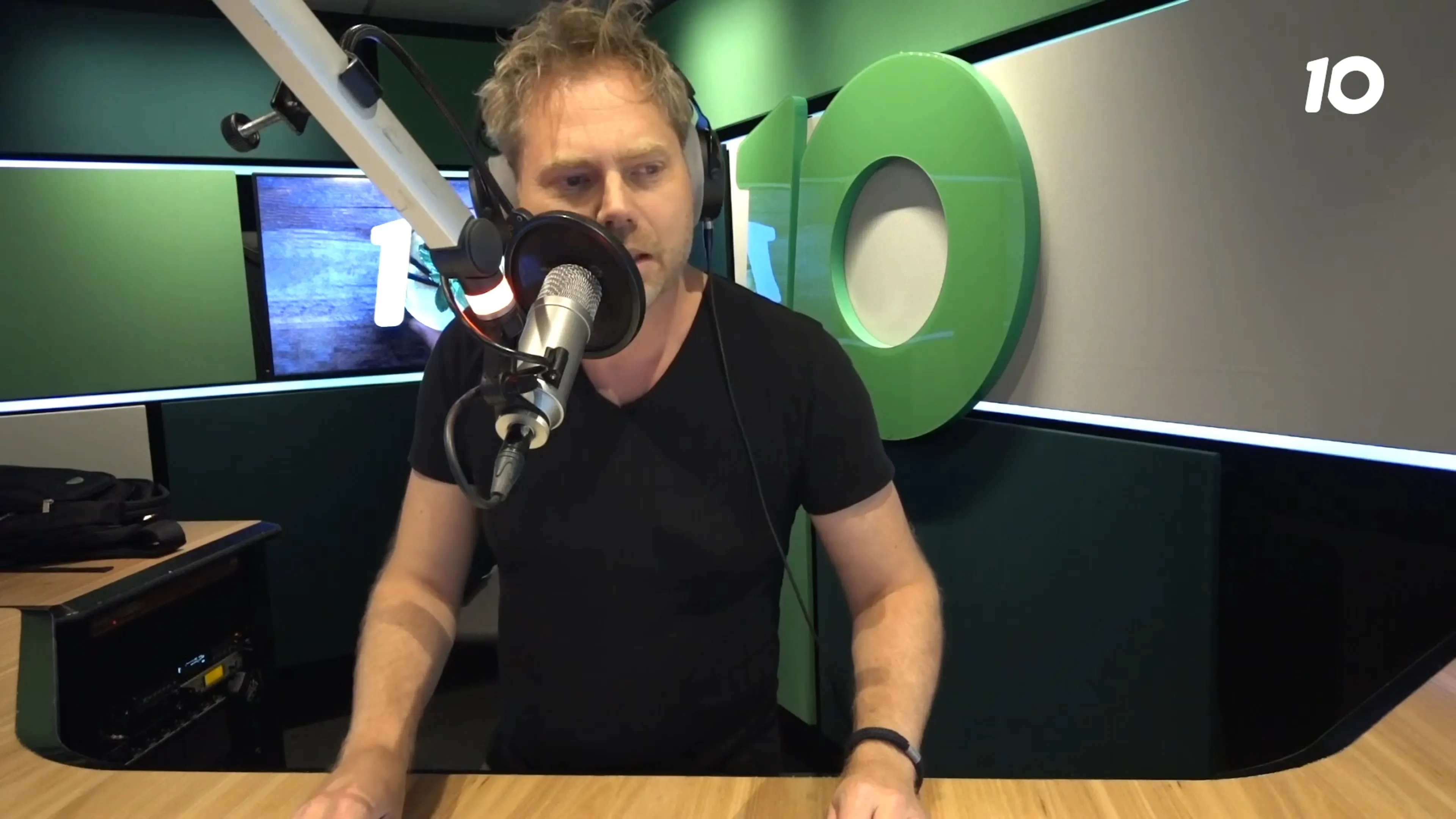 Hans Klok krijgt een zwaard dwars door zijn arm!