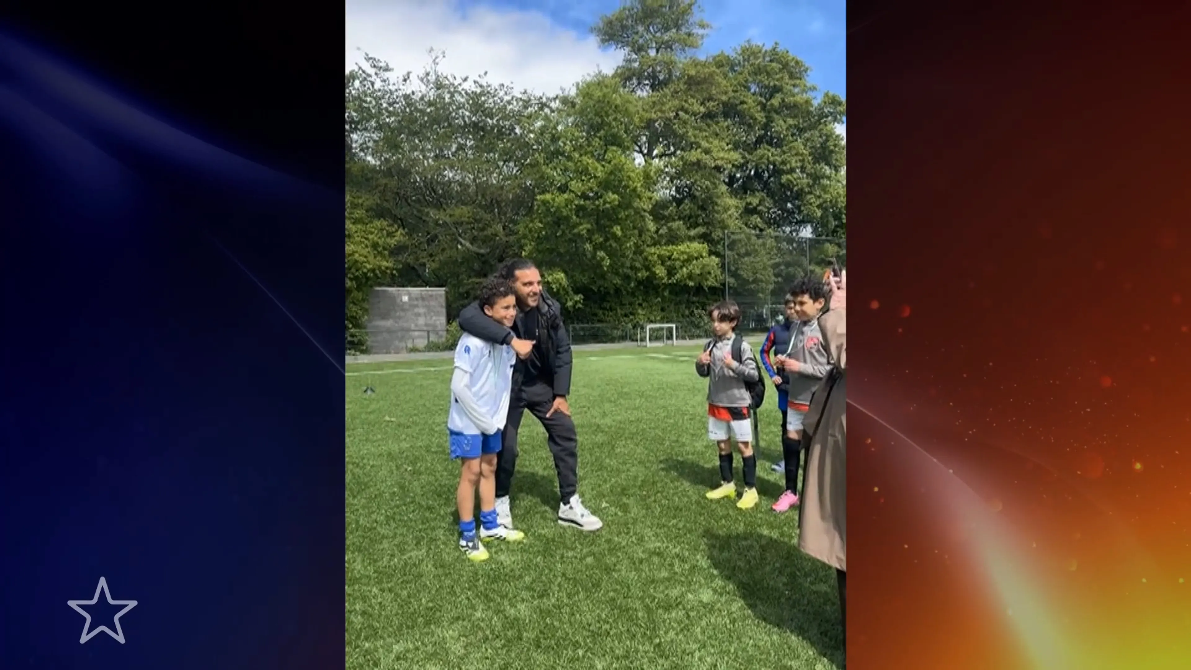 Ali B uitgemaakt voor 'Ali-tralie' tijdens poseren met jonge fans