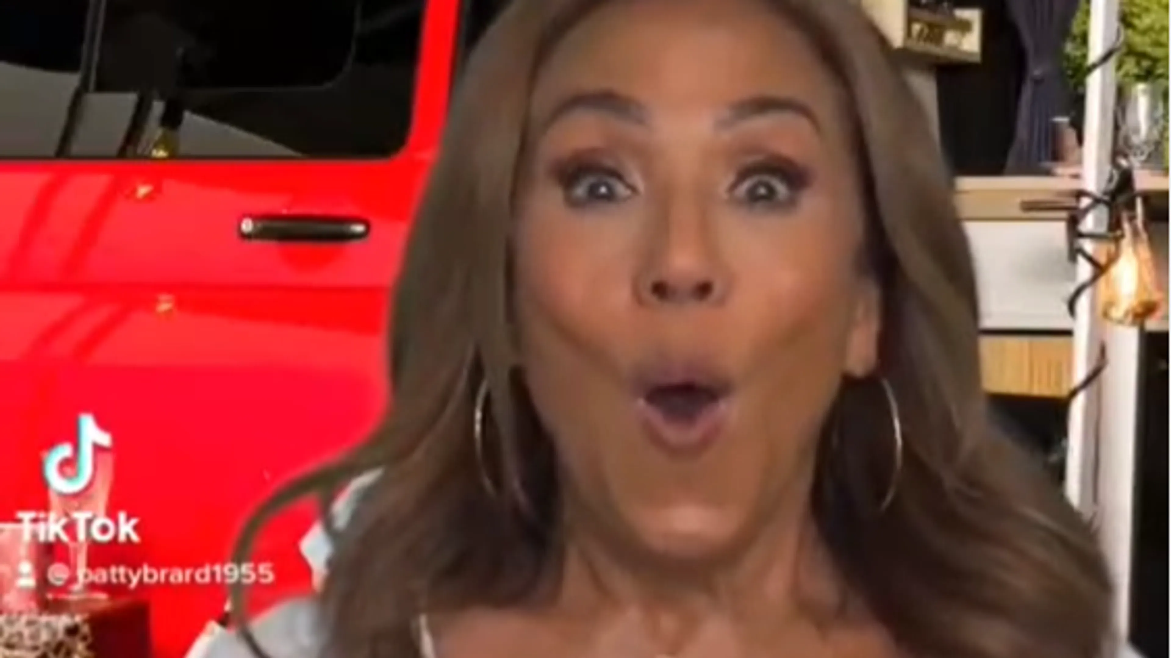 Patty Brard geniet van haar naakte tuinman 