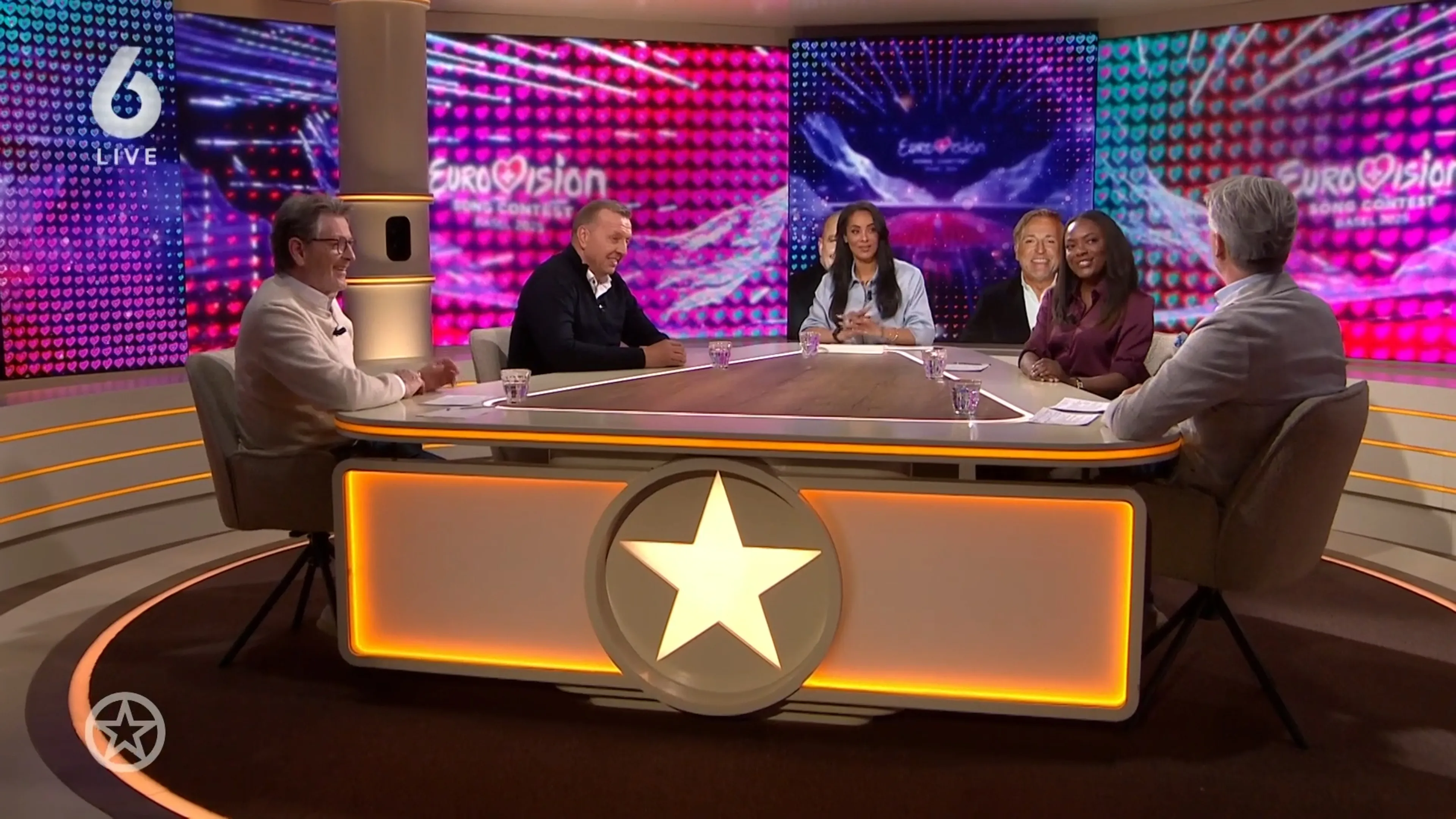 De Shownieuws-tafel over songfestival commentaar-duo Gordon en Andy