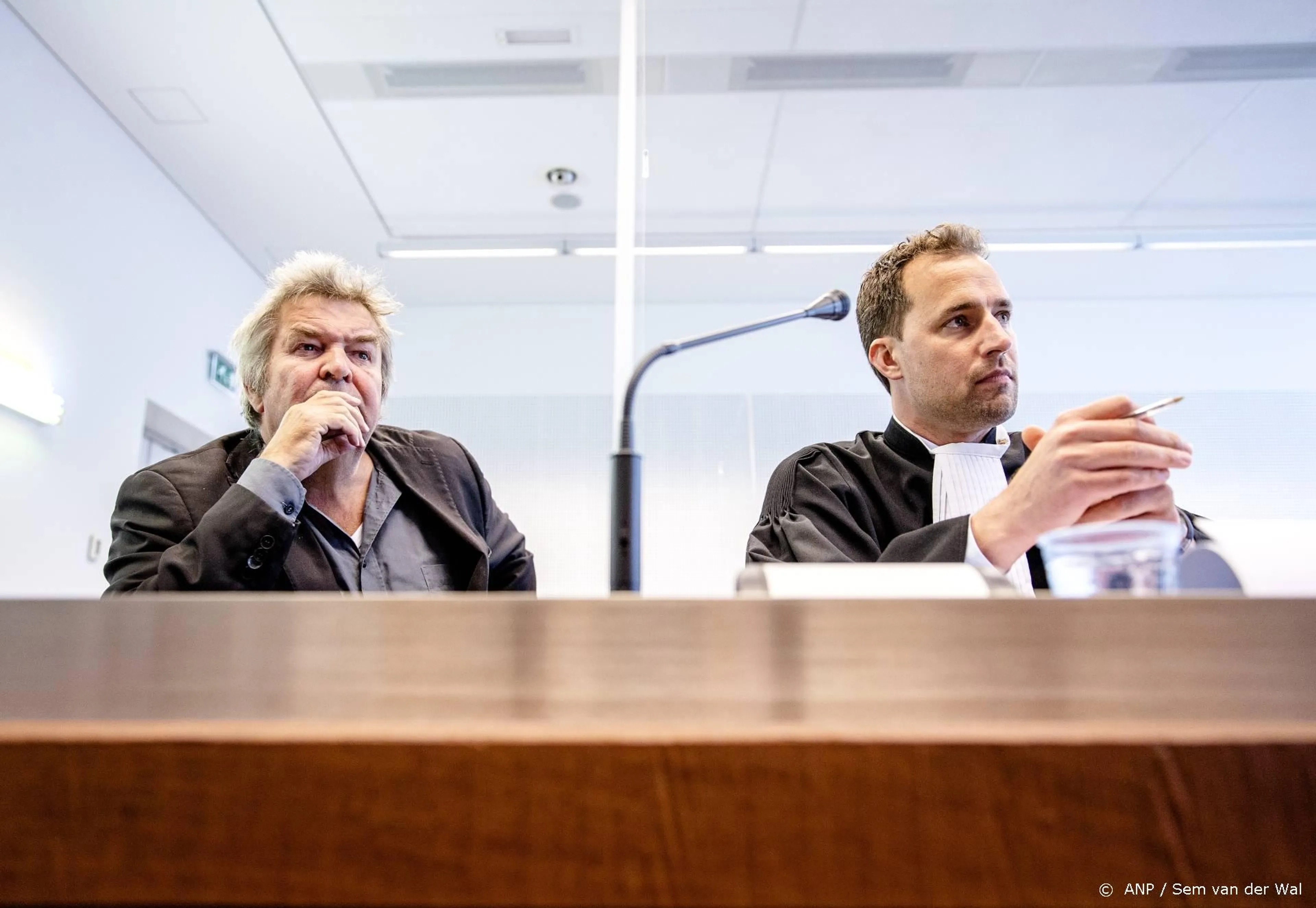 Koch en Romeyn winnen kort geding, stickers op kaft Jiskefet-boek