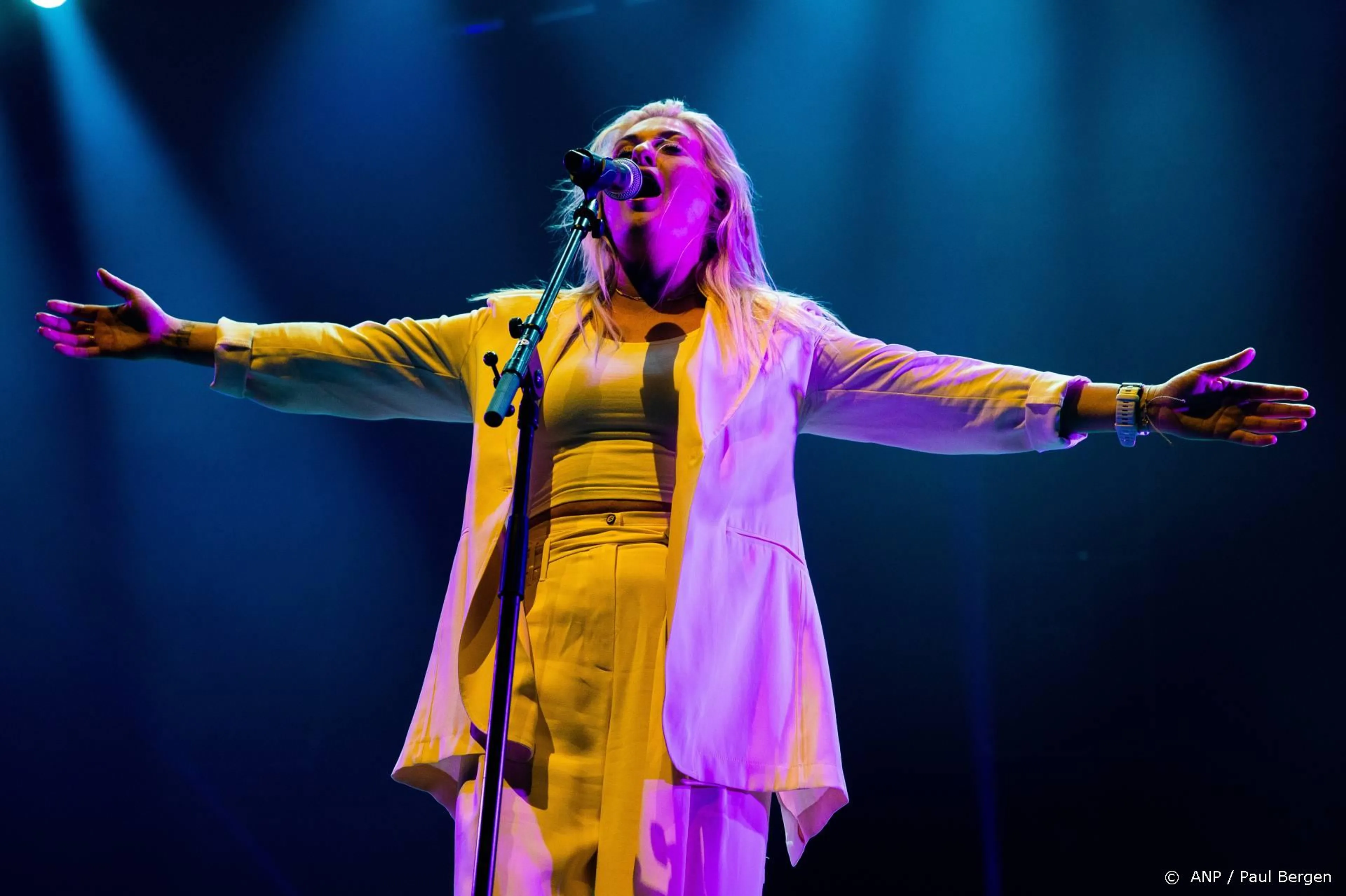 Miss Montreal zingt mee met nieuwe kersthit voor het goede doel