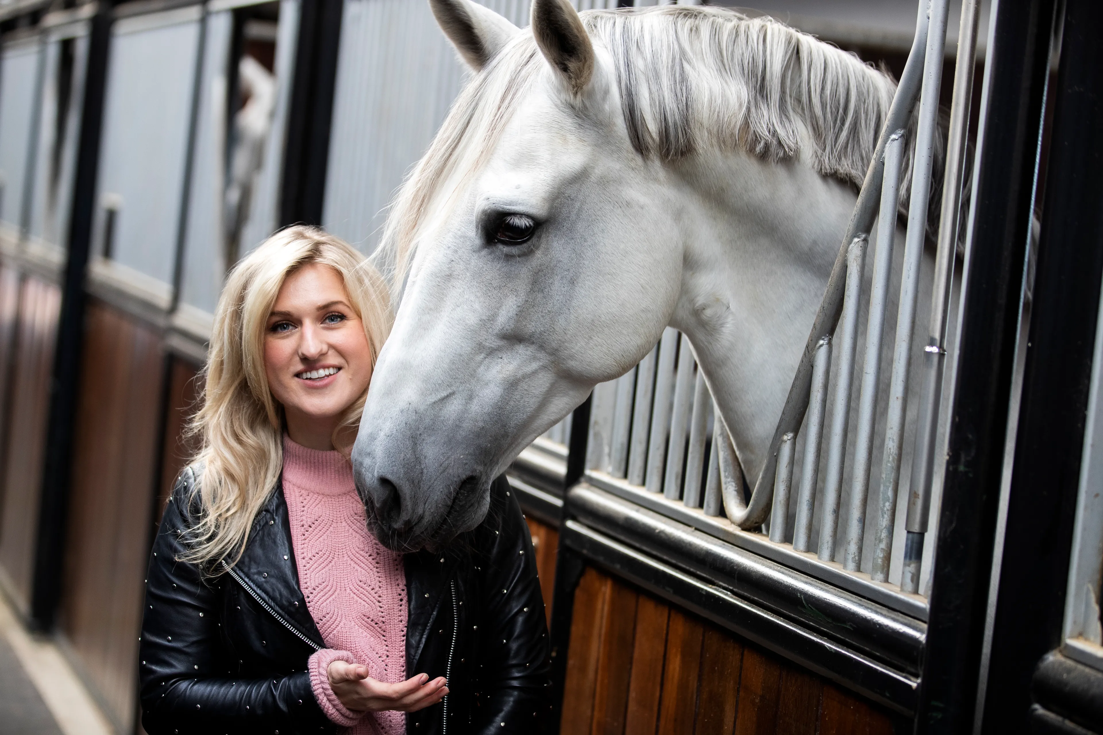 Britt Dekker kan haar ogen niet geloven