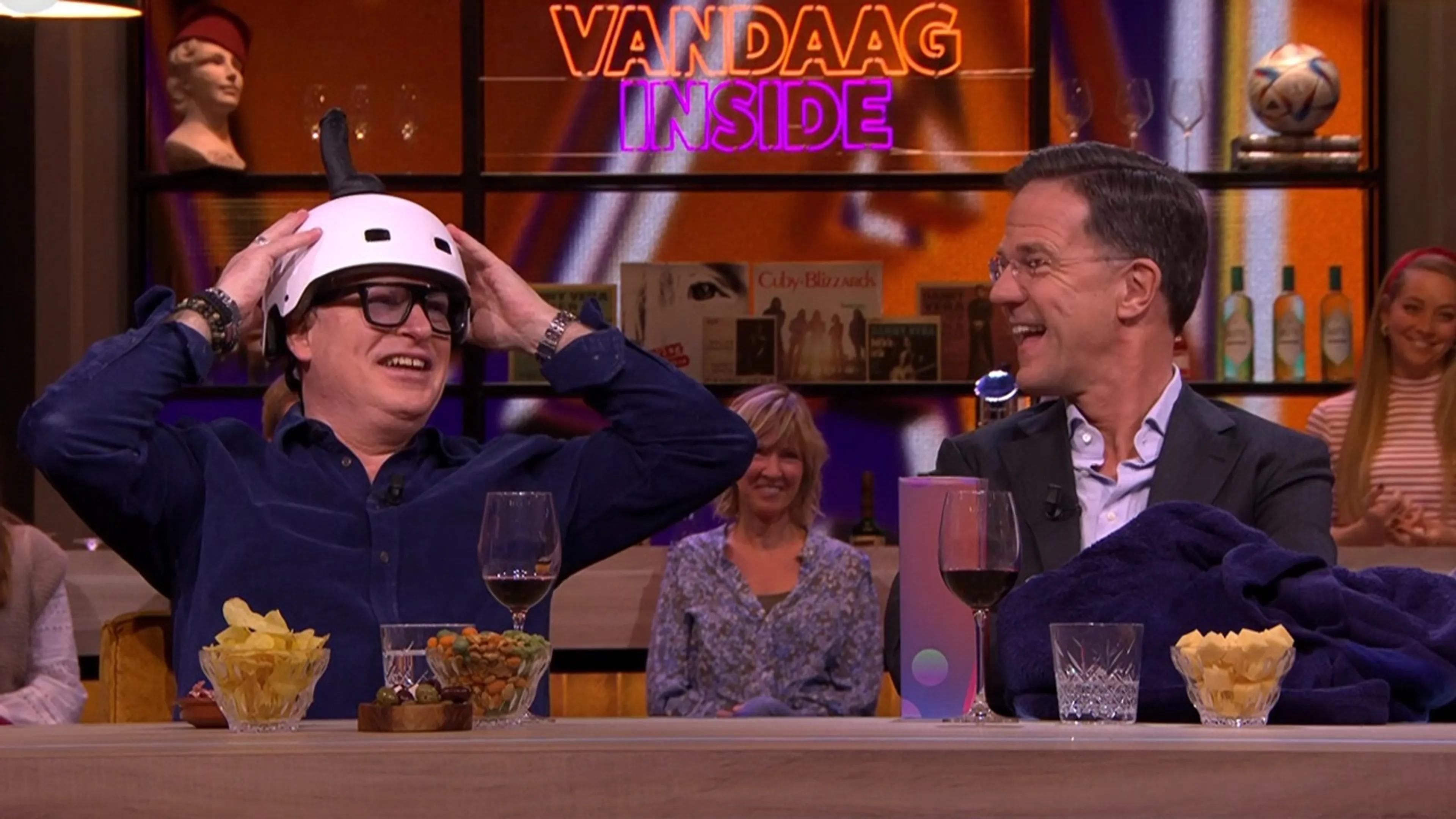 Vandaag Inside-mannen doneren beruchte 'dildohelm': 'Diep ontroerd'