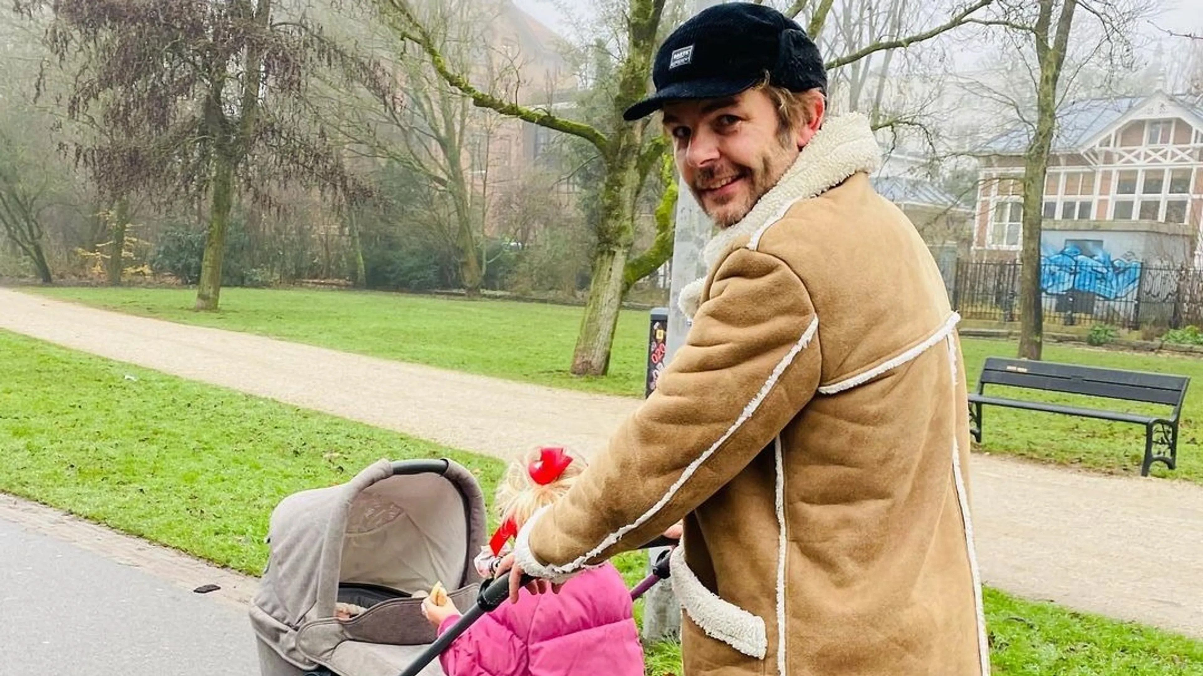 Sander Lantinga voor het eerst buiten met dochtertje Lexi