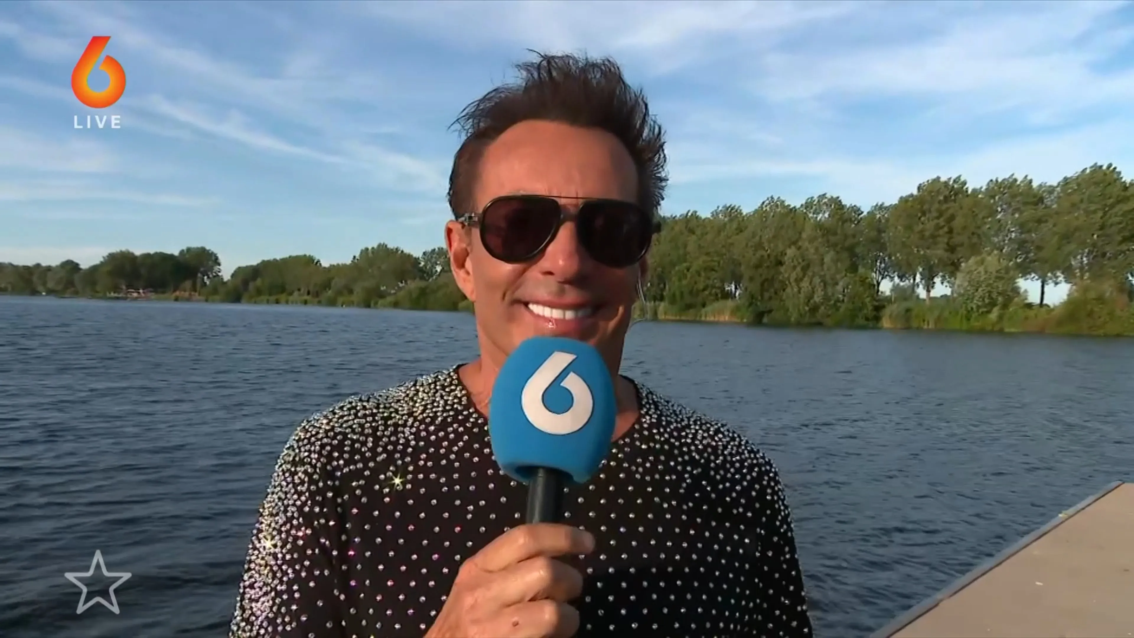 Gerard Joling gooit iconische jasje het publiek in