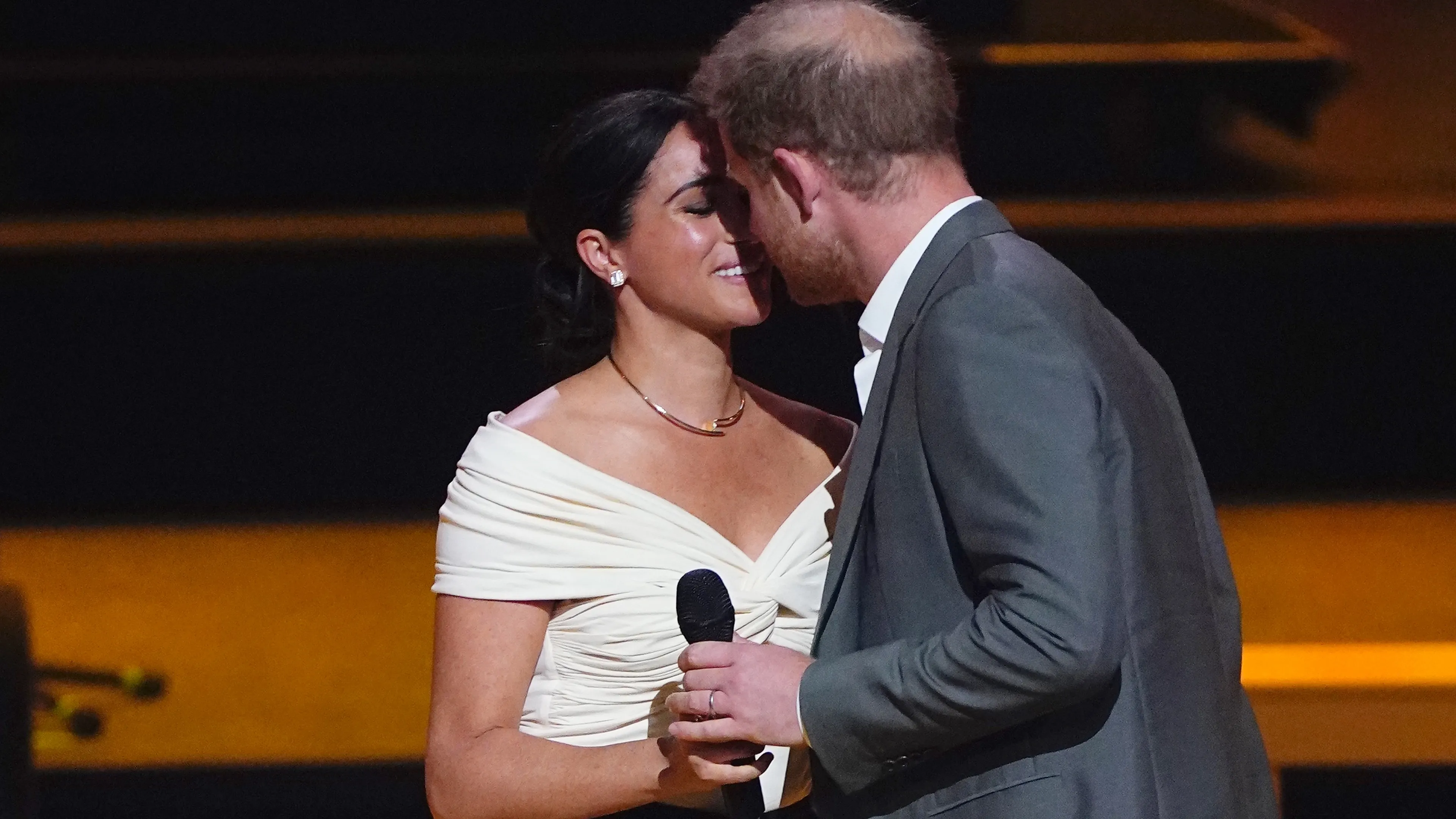 Prins Harry geëmotioneerd na staande ovatie