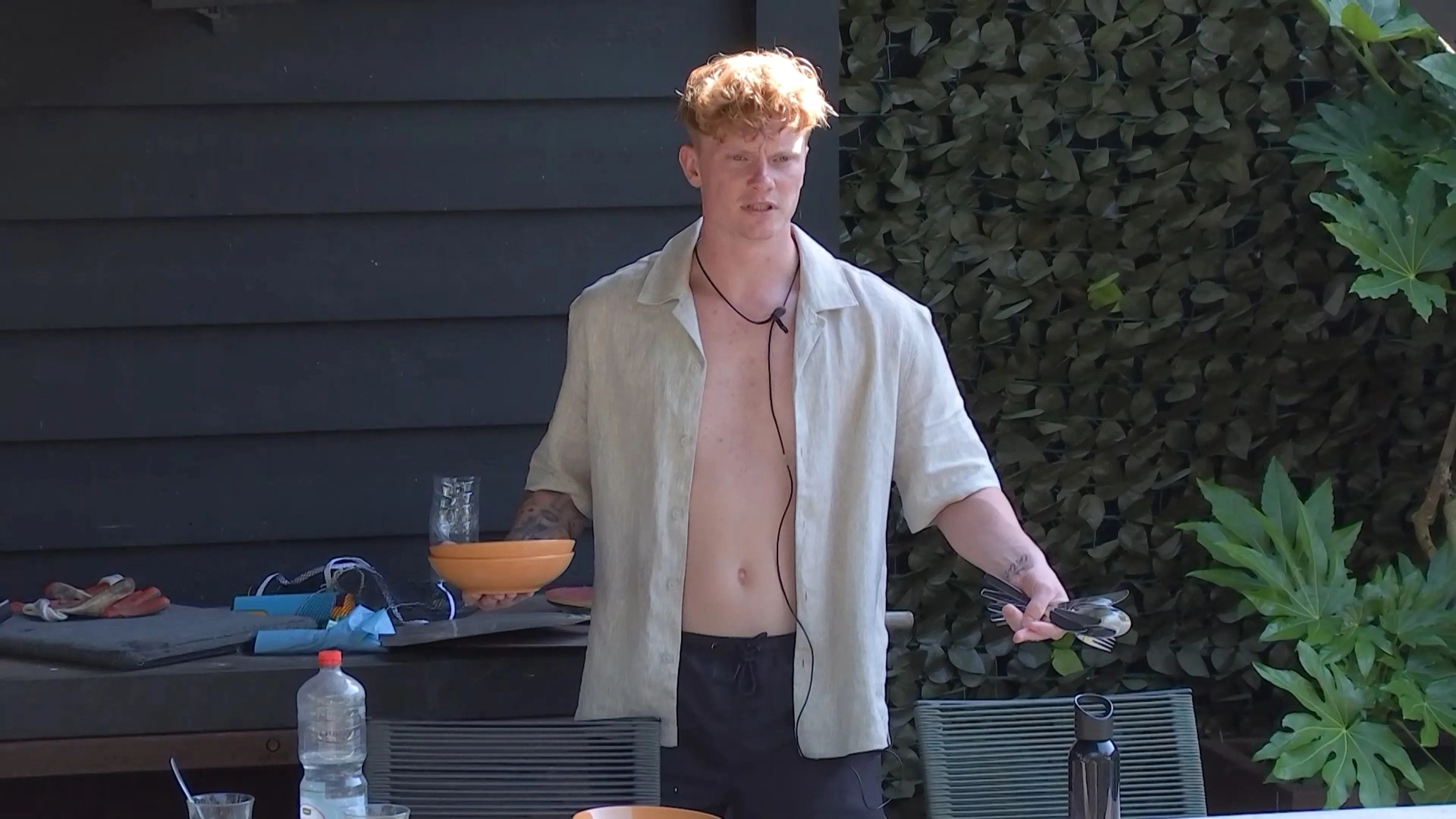 Casper en Sayf discussiëren in De Bondgenoten om zitplekken