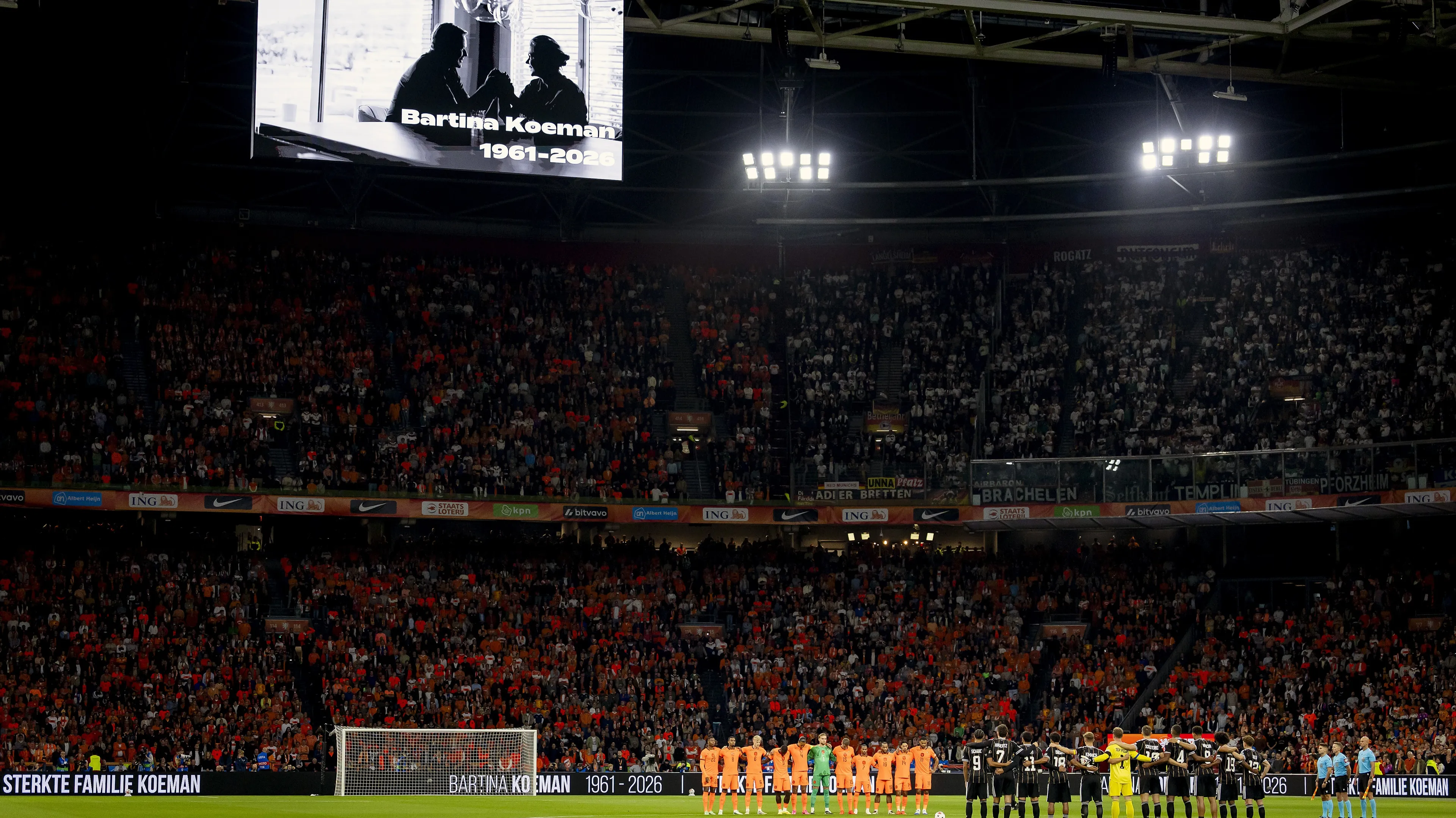 Bartina Koeman krijgt indrukwekkend eerbetoon in de ArenA