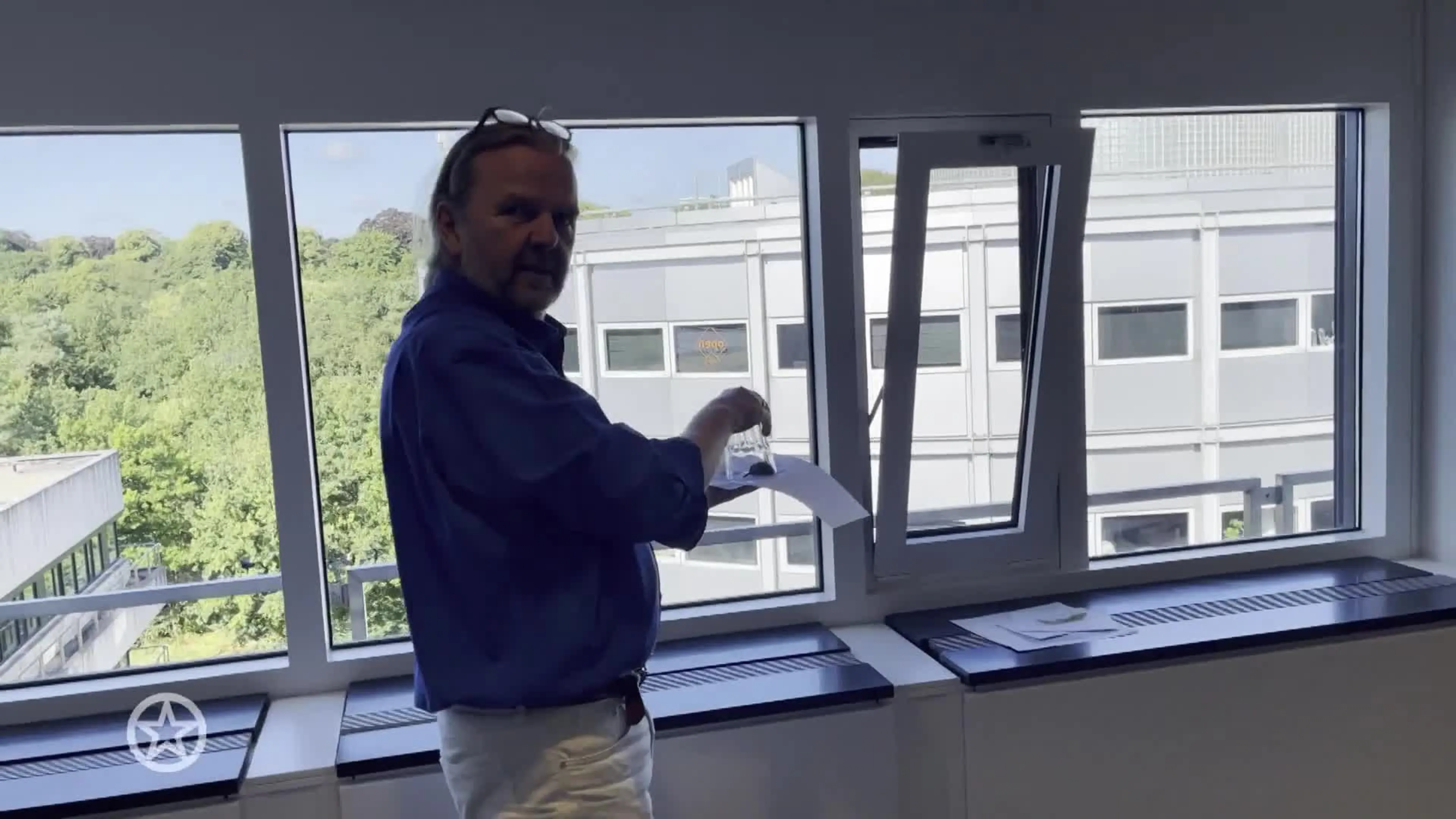 NPO Radio 2-crew vangt vleermuis in studio