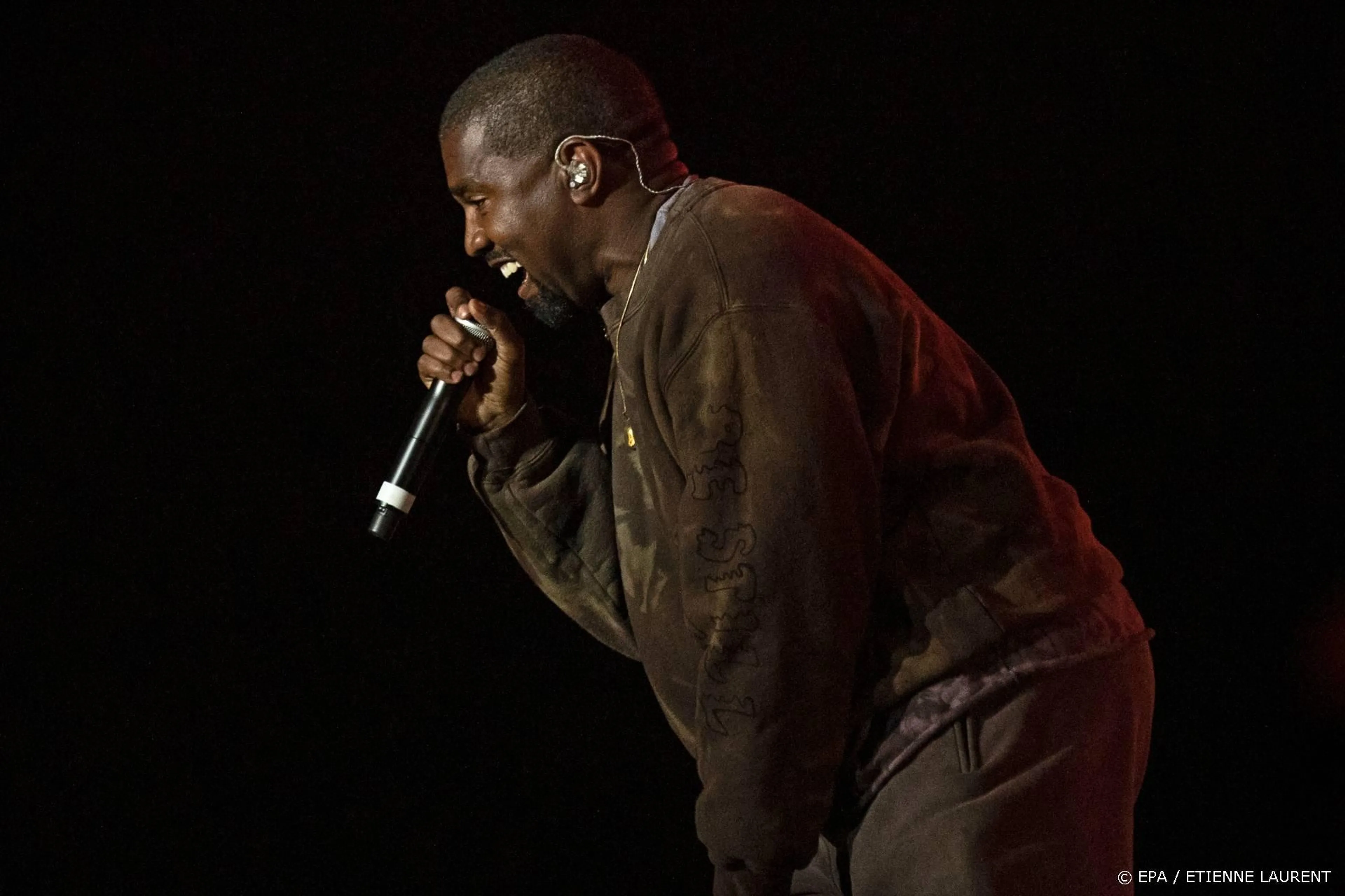 Kanye West krijgt injecties in hand wegens te veel appen