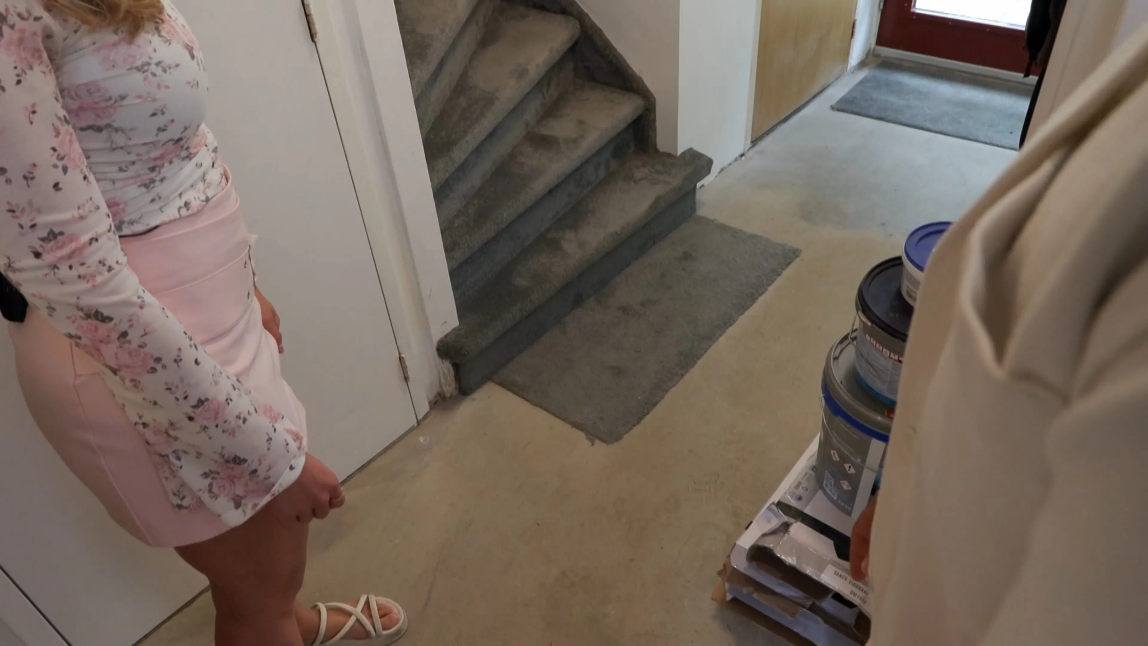 Mariska en Roni vertellen over het vochtprobleem in hun 'horrorhuis' (Mr. Frank Visser Doet Uitspraak)