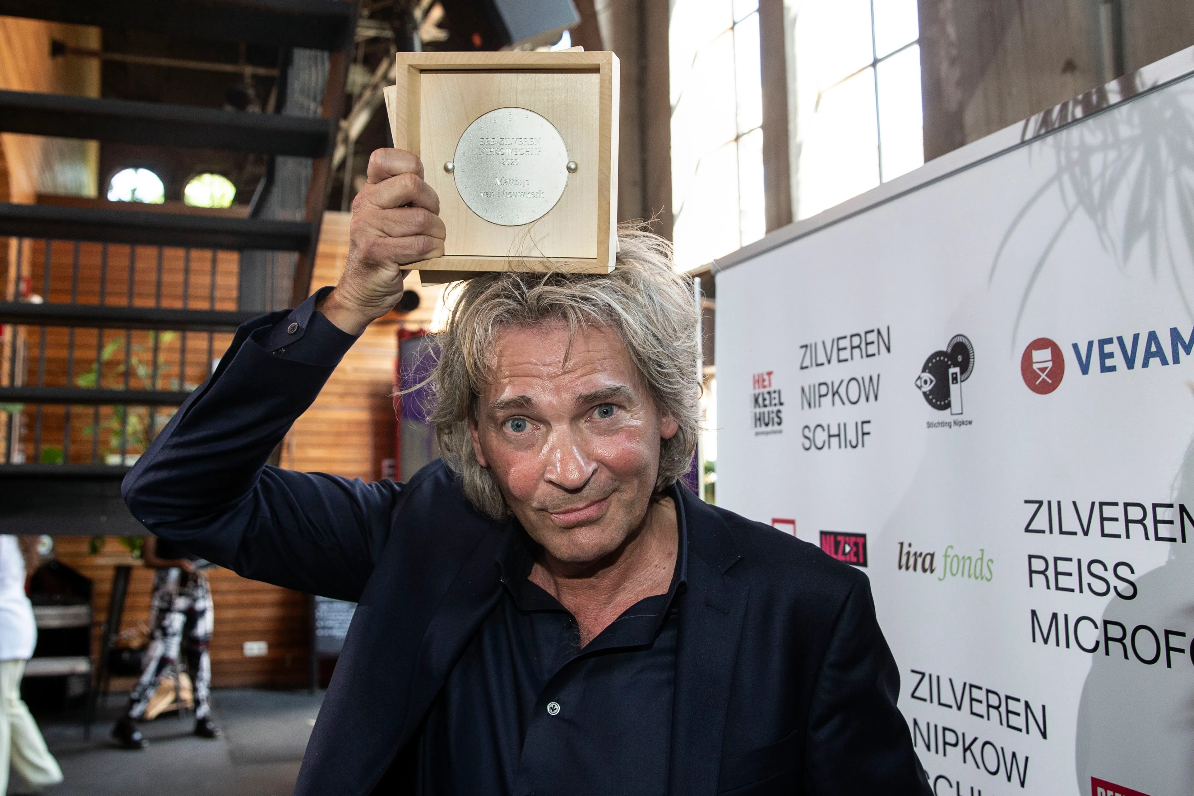 Matthijs van Nieuwkerk overdonderd door speciale Ere-Zilveren Nipkow