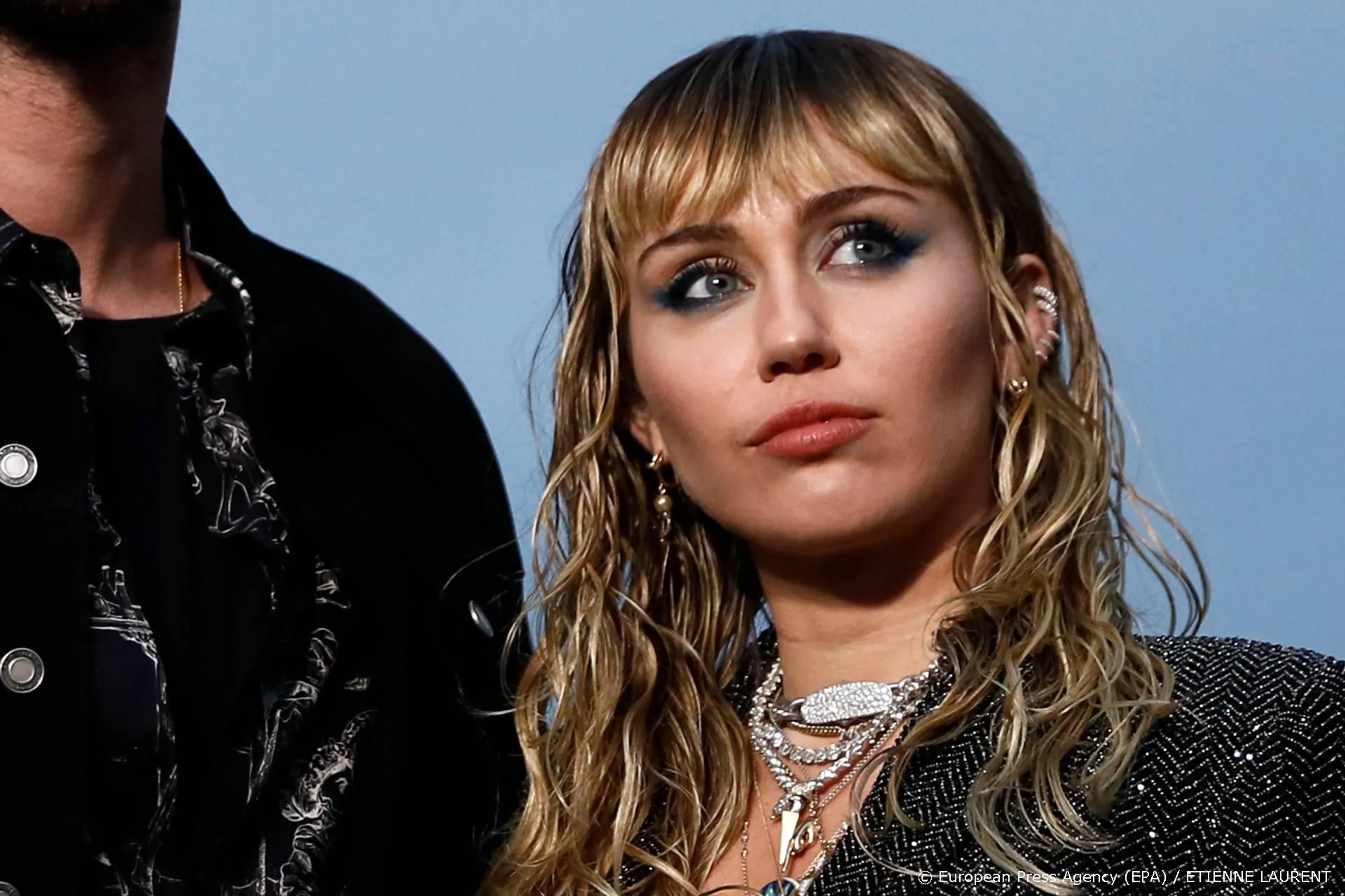 Miley Cyrus voelt zich prettiger in een relatie met een vrouw