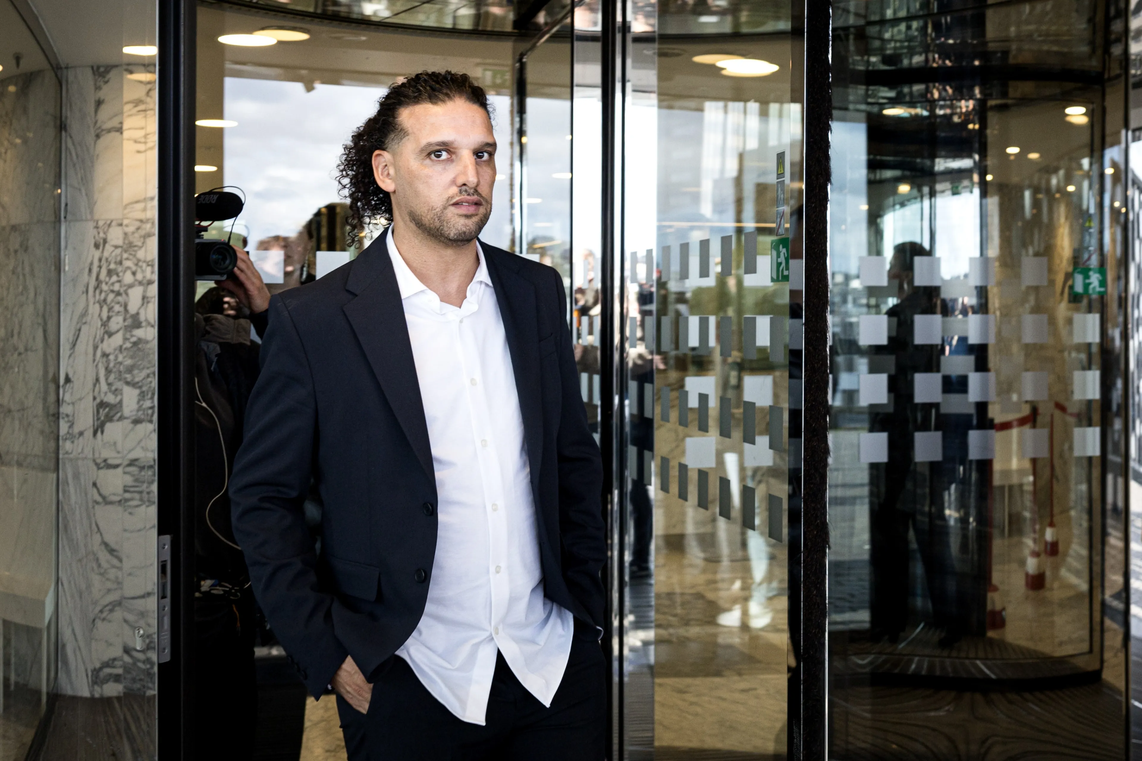 Ali B ontwijkt pers voor begin derde zittingsdag, verzoek om nieuwe getuigen te horen