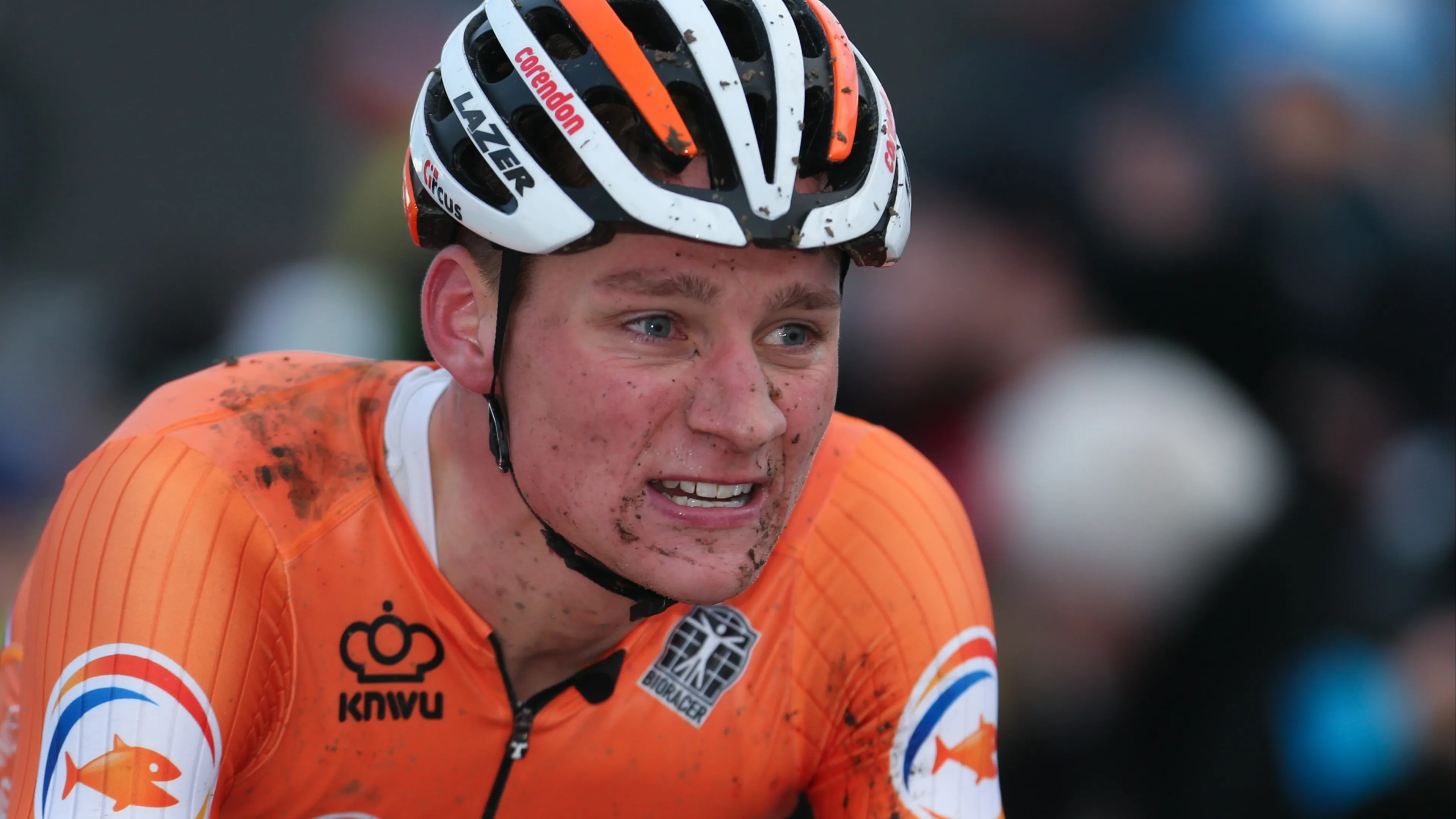 Van der Poel geeft op in wegrace WK na nacht op politiebureau