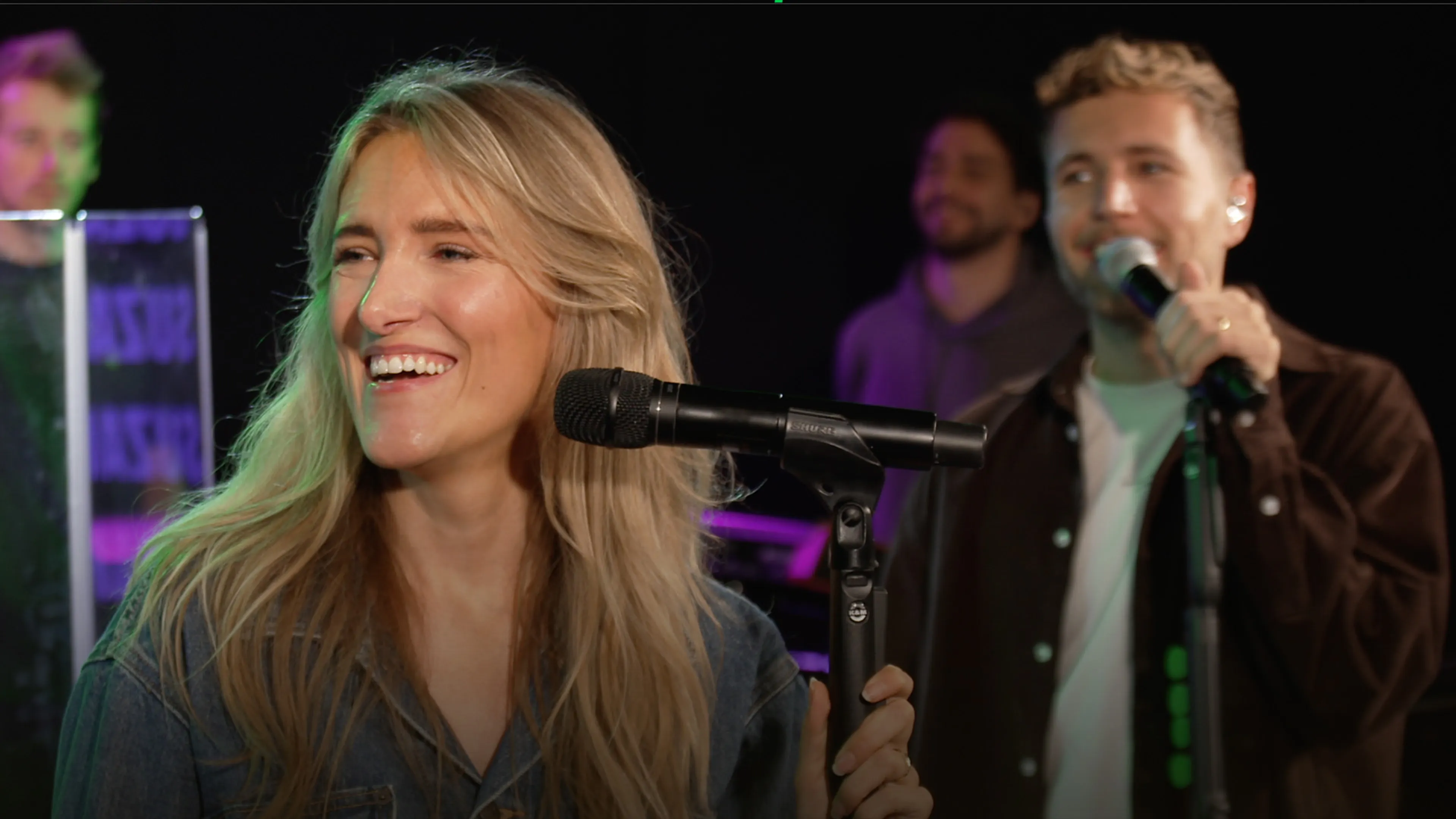 Suzan en Freek spelen Duitse versie van Als Het Avond Is