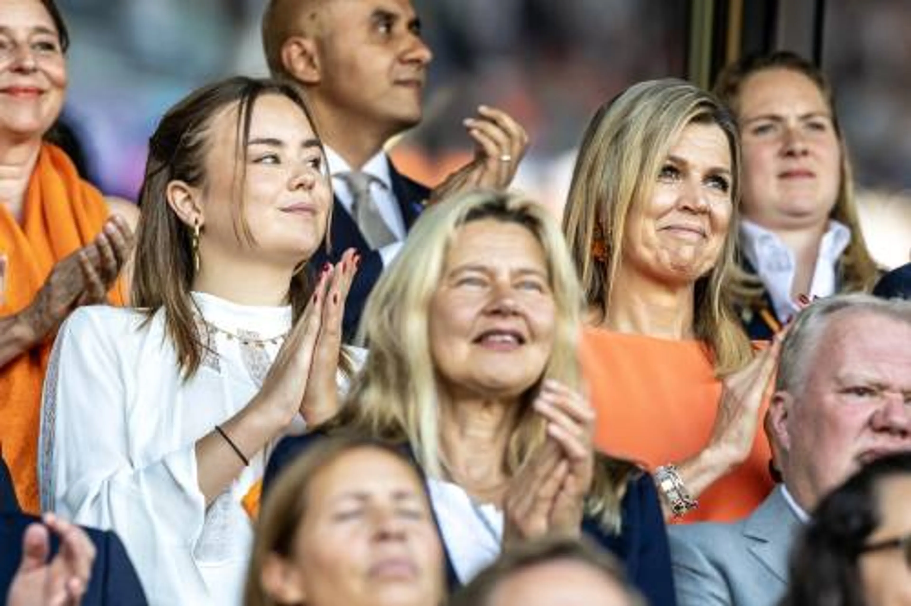 ZIEN: Máxima en Ariane moedigen Oranje Leeuwinnen aan