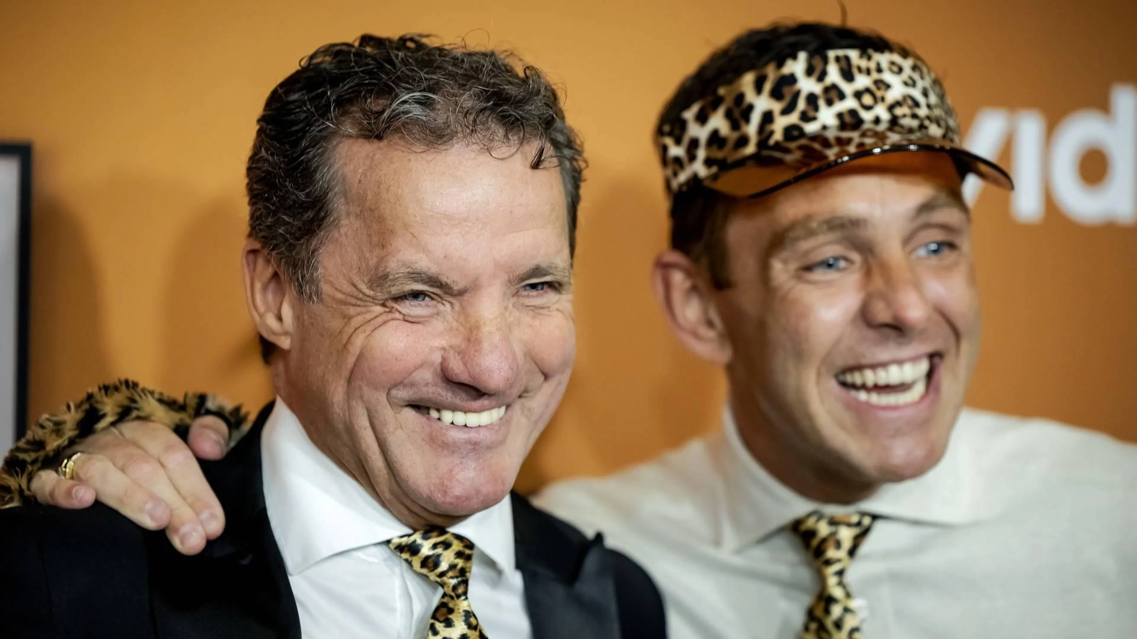 John de Bever live op televisie verrast met diamanten plaat
