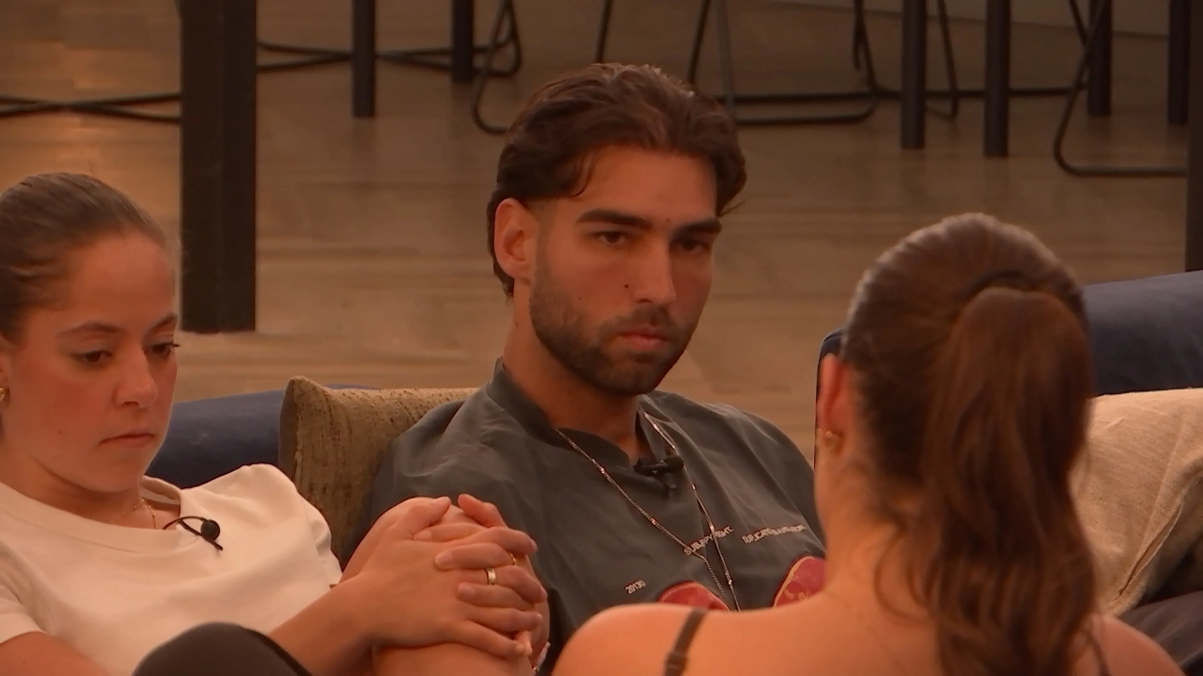 Casper snapt niet waarom Ricky zo bij de tweeling rondhangt
