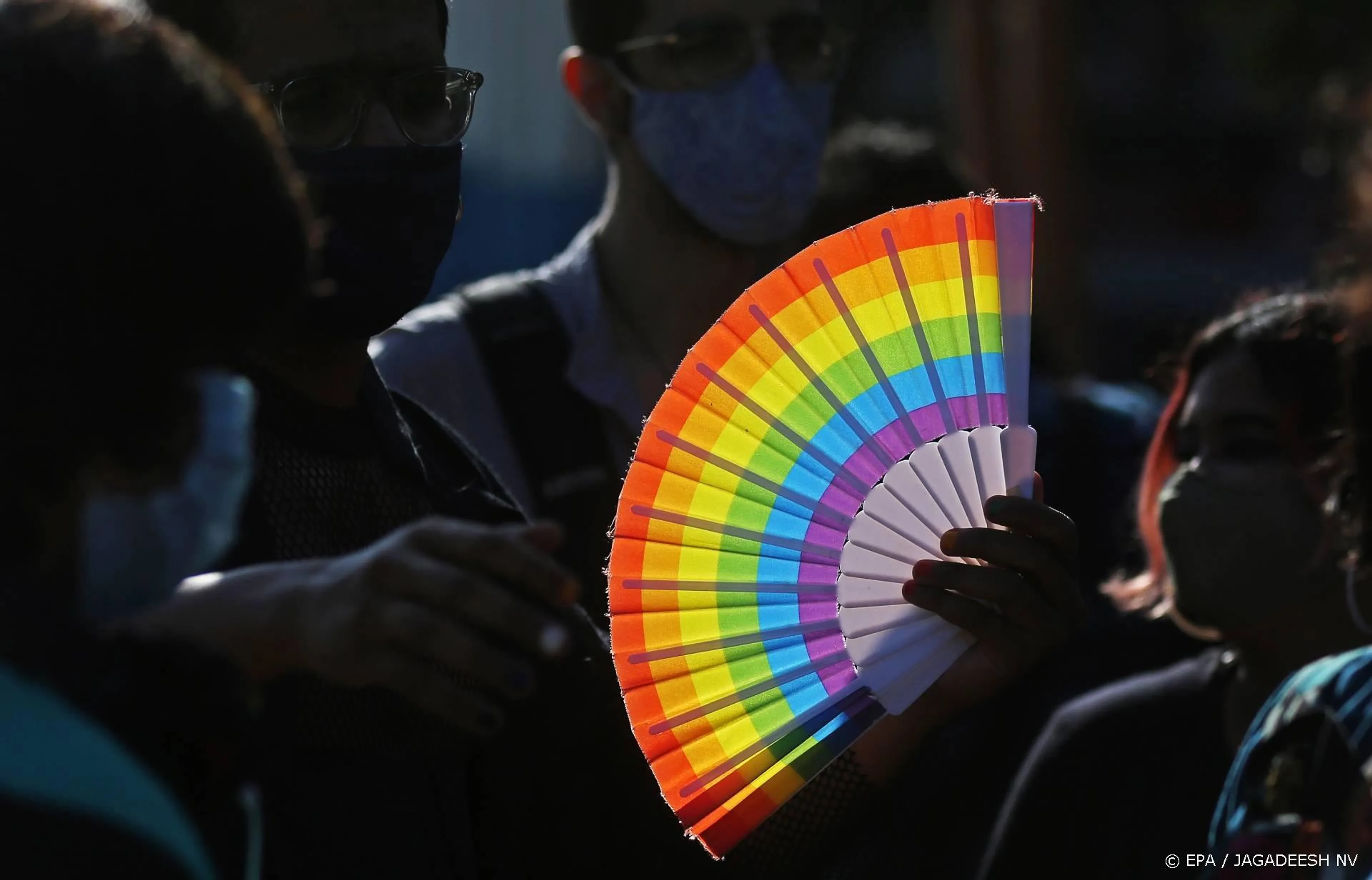 André van Duin slaat eerste Pride-munt ter ere van 25e verjaardag