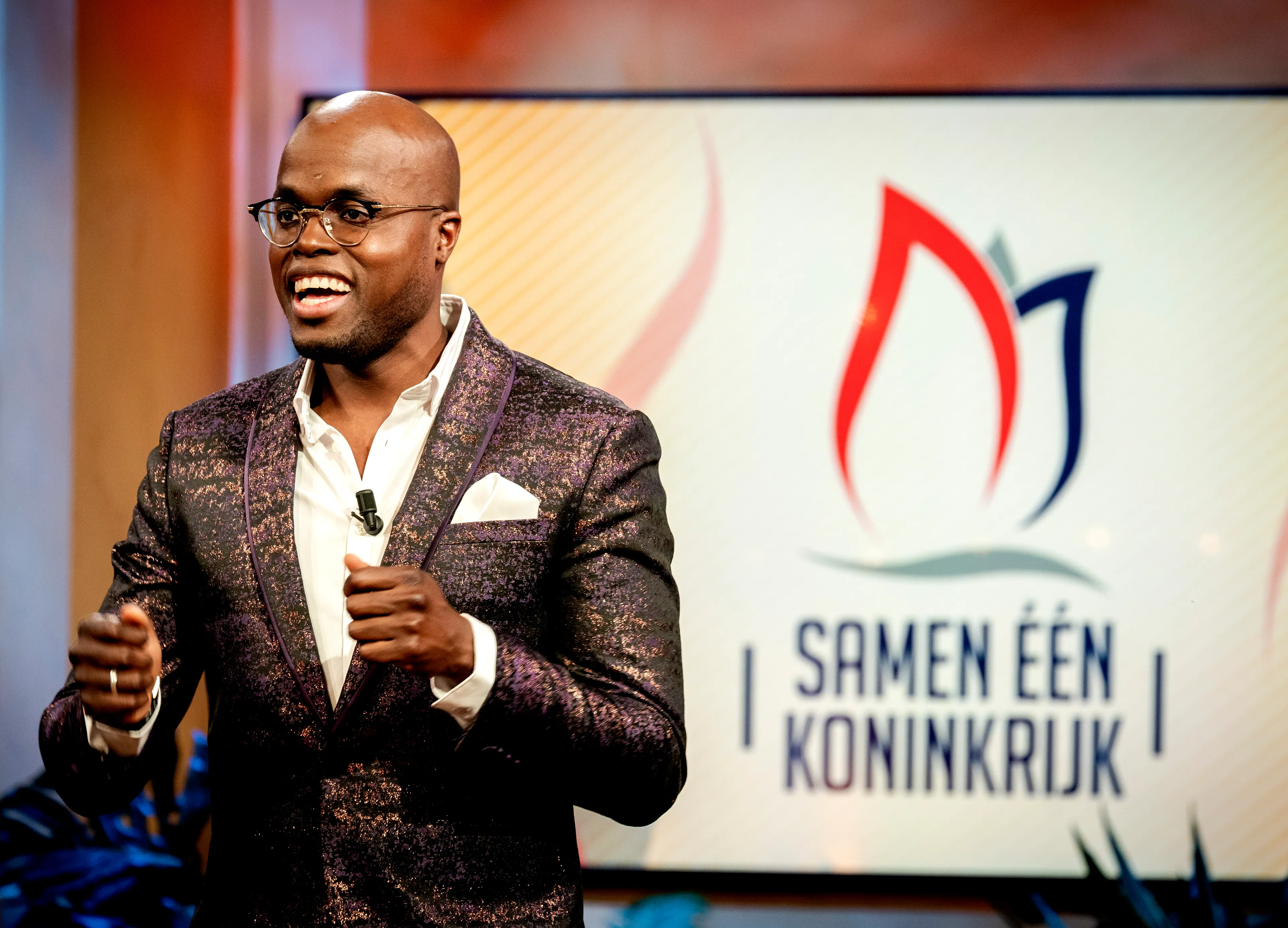 Jandino neemt kijkje bij voedselbank Curaçao