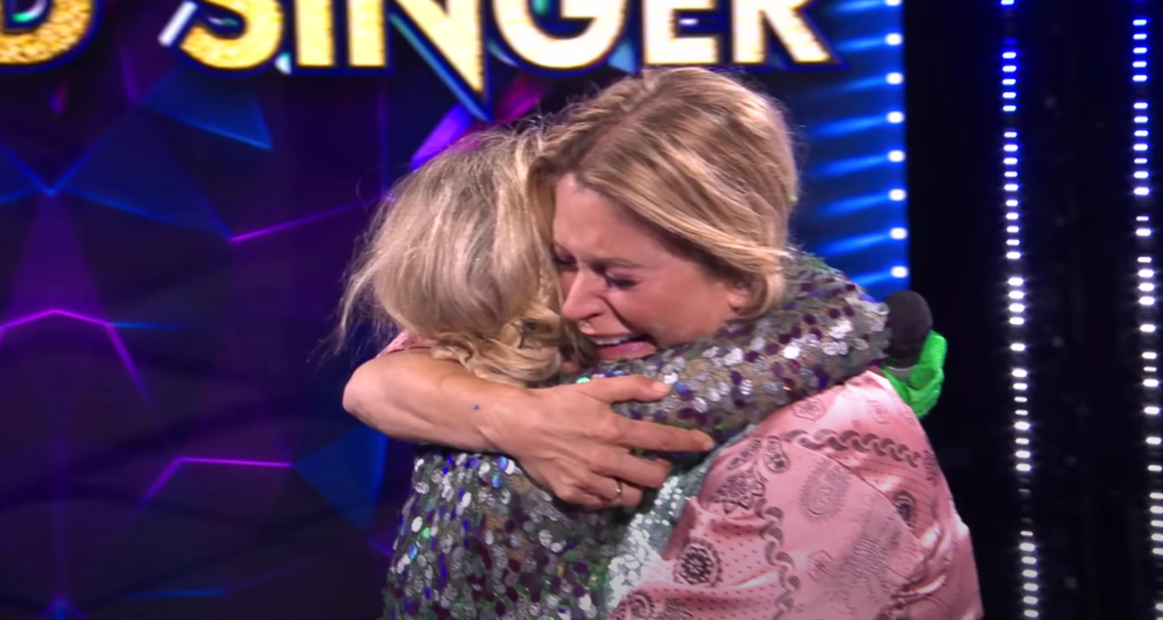 Belgen diep ontroerd door emotionele hereniging K3-Kathleen en Karen