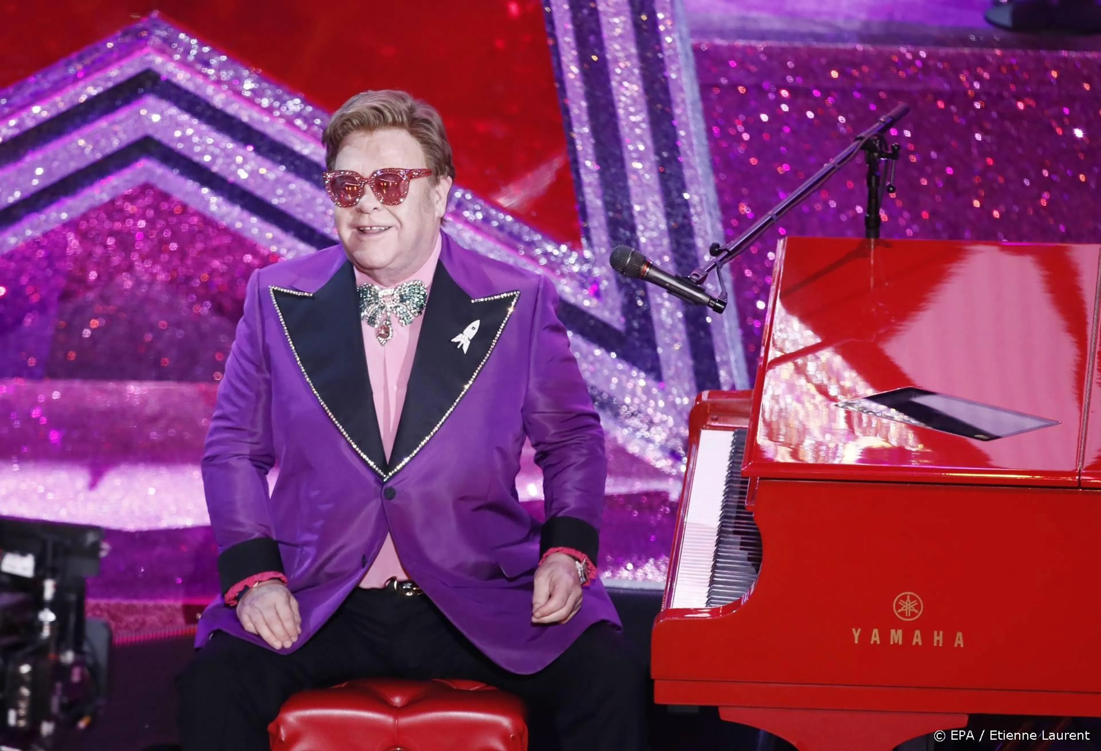Elton John stelt tournee uit vanwege heupblessure