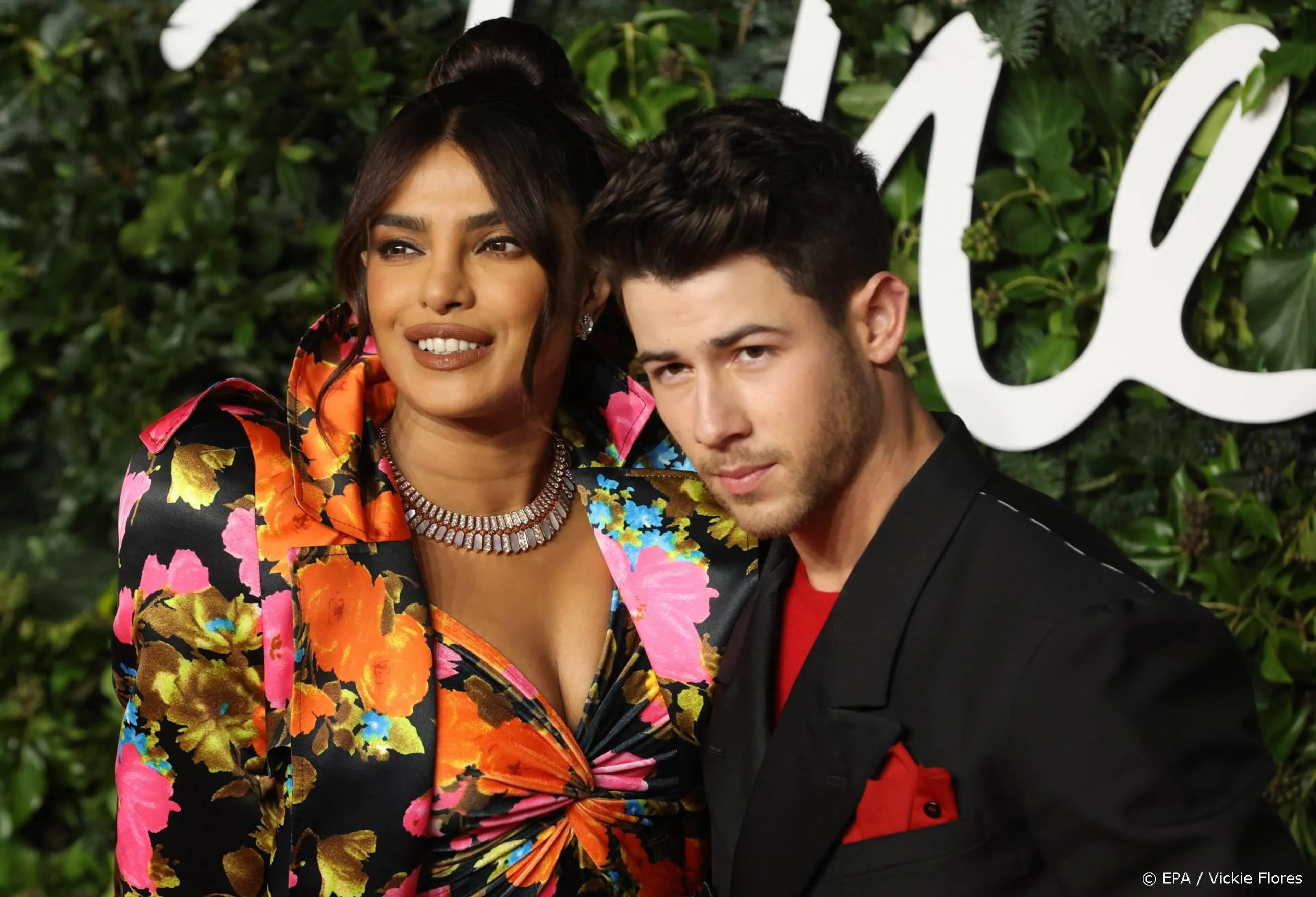 Nick Jonas en Priyanka Chopra delen eerste foto van dochtertje