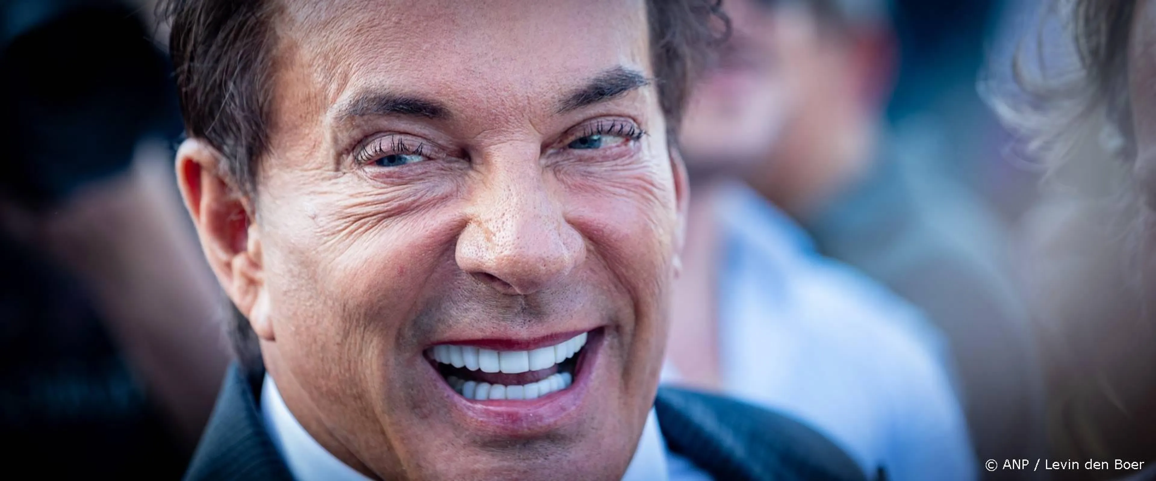 Gerard Joling staat vol trots op het circuit van Zandvoort