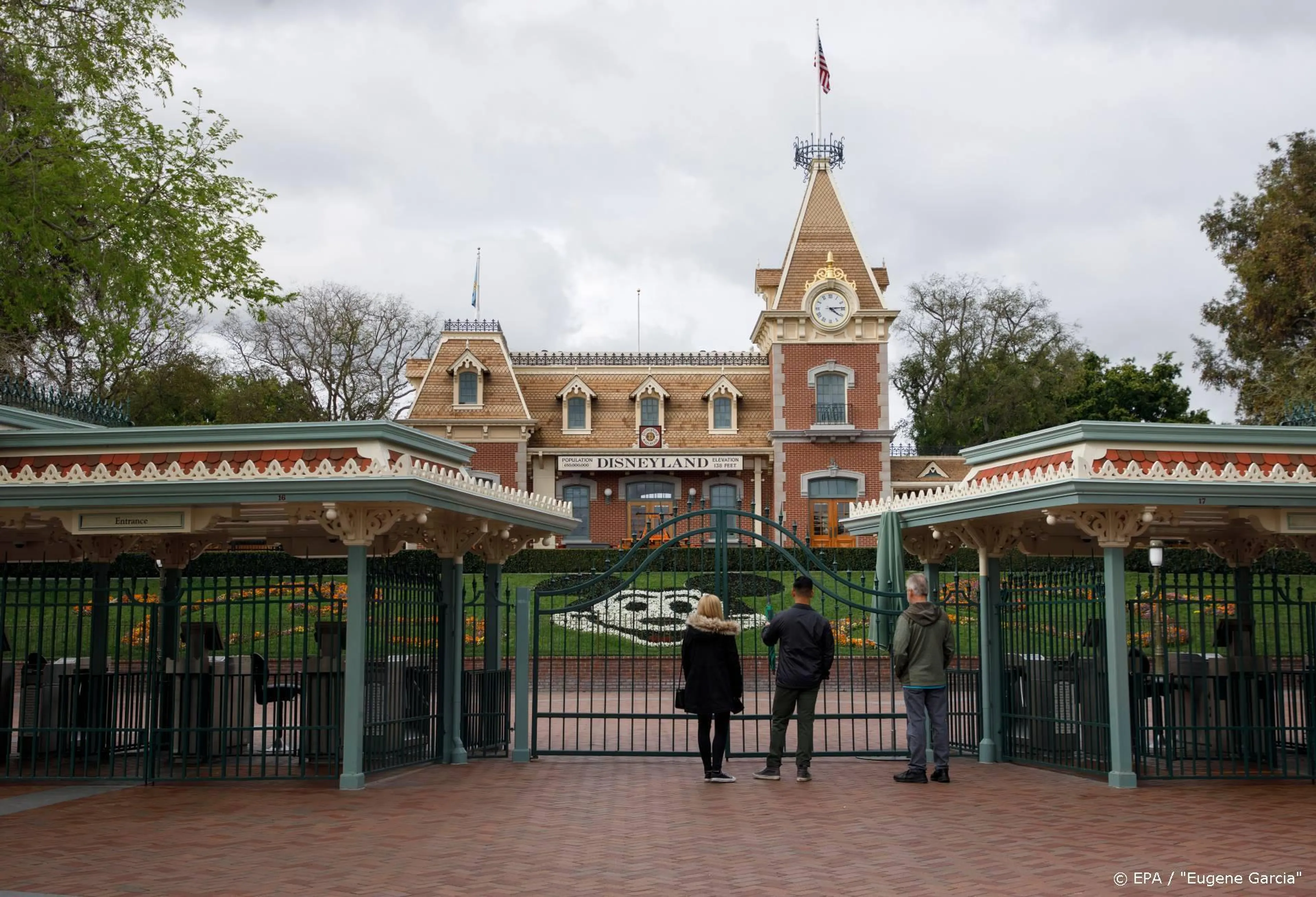 Bezorgde Amerikanen delen petitie om Disneyland later te openen