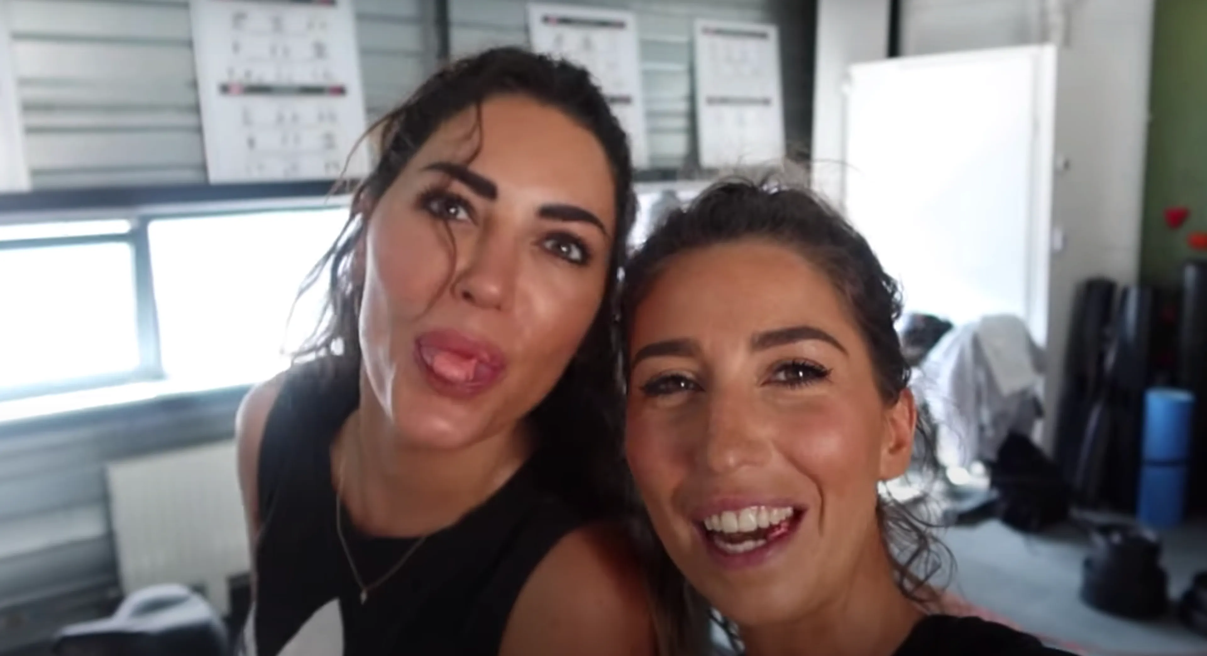 Yolanthe laat zus Xelly flink zweten