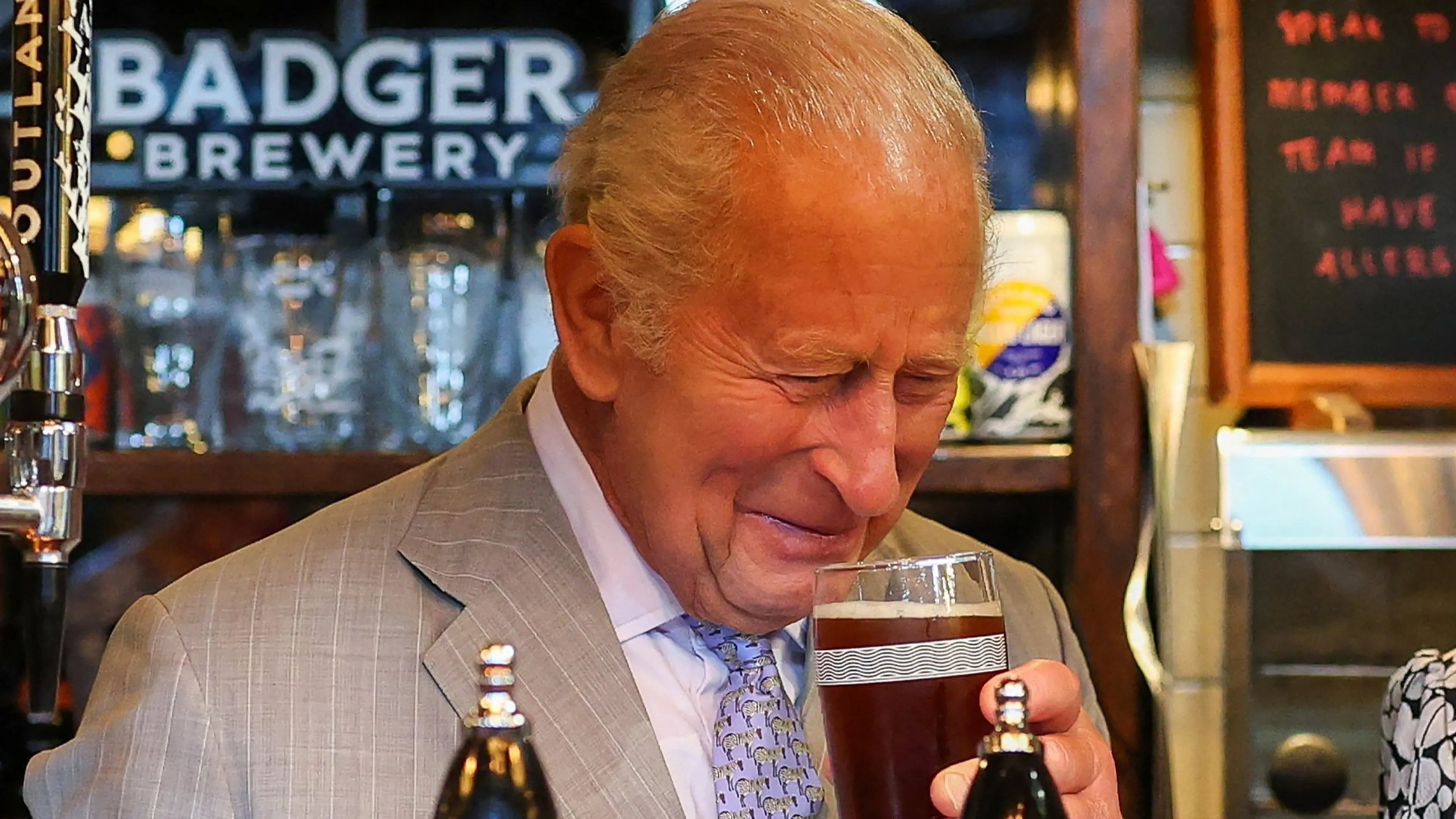 Koning Charles tapt biertje na WK-domper: 'Prima dag om zorgen weg te drinken'