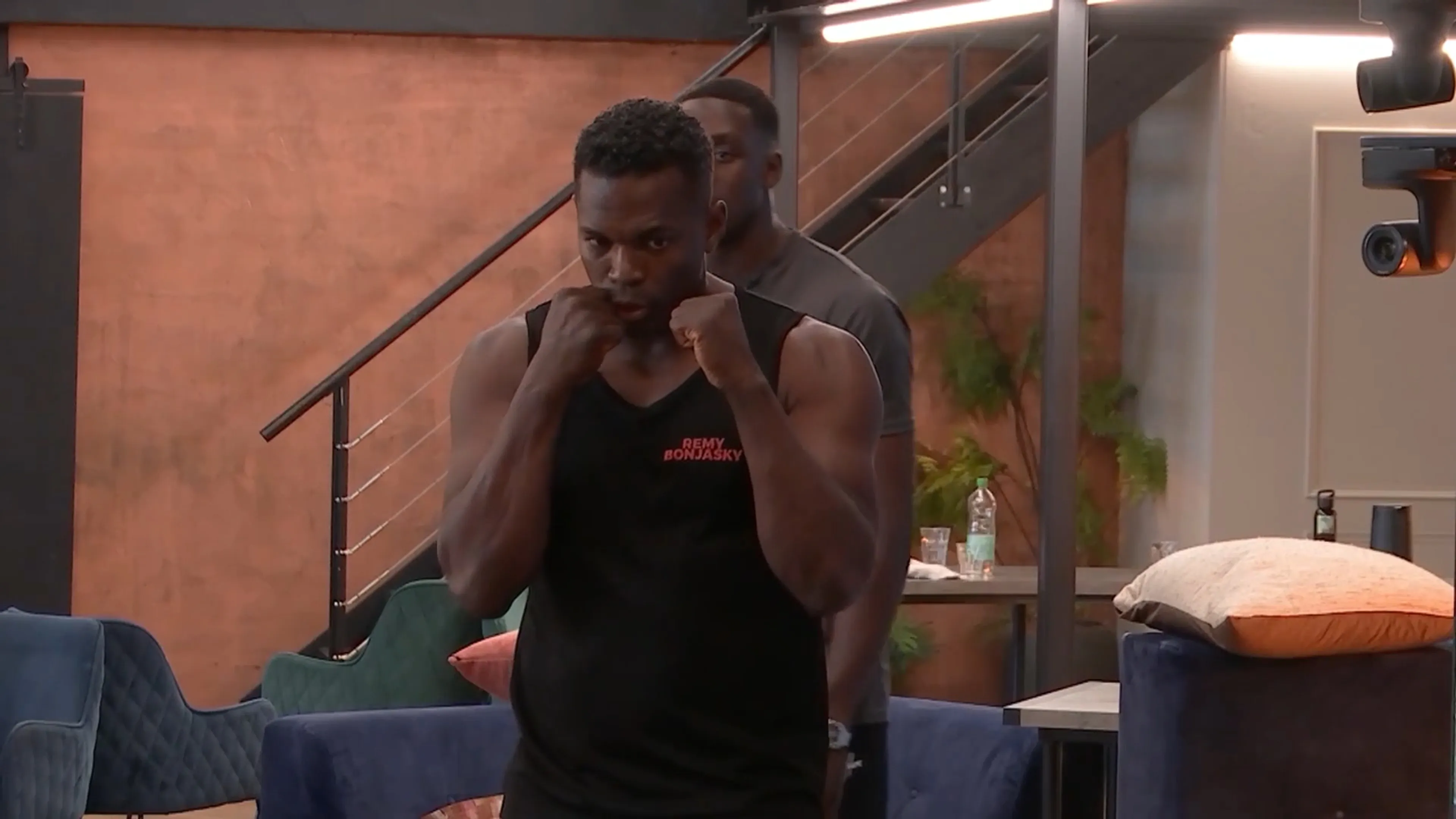 De Bondgenoten: Remy Bonjasky en Mory Kromah geven bokstraining 