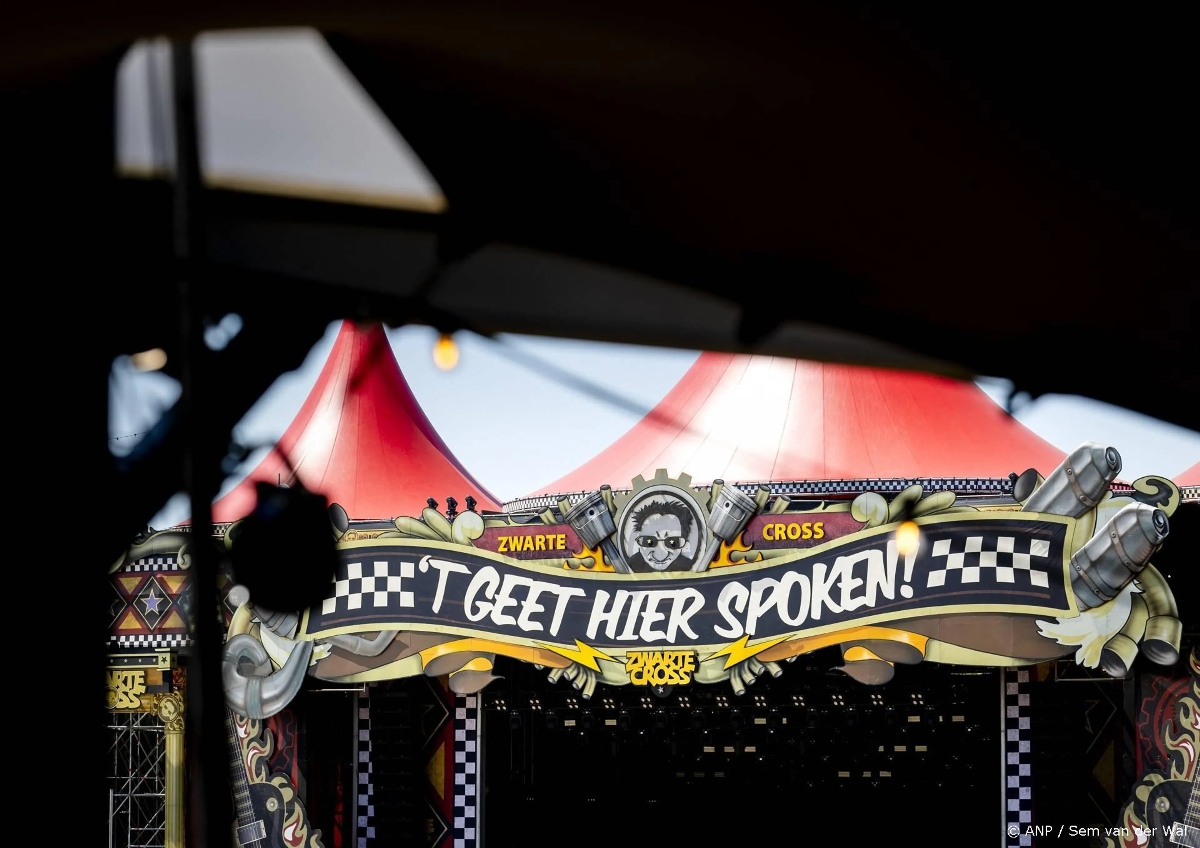 Effe Serieus speelt Baila de Gasolina ondanks 'verbod' op Zwarte Cross