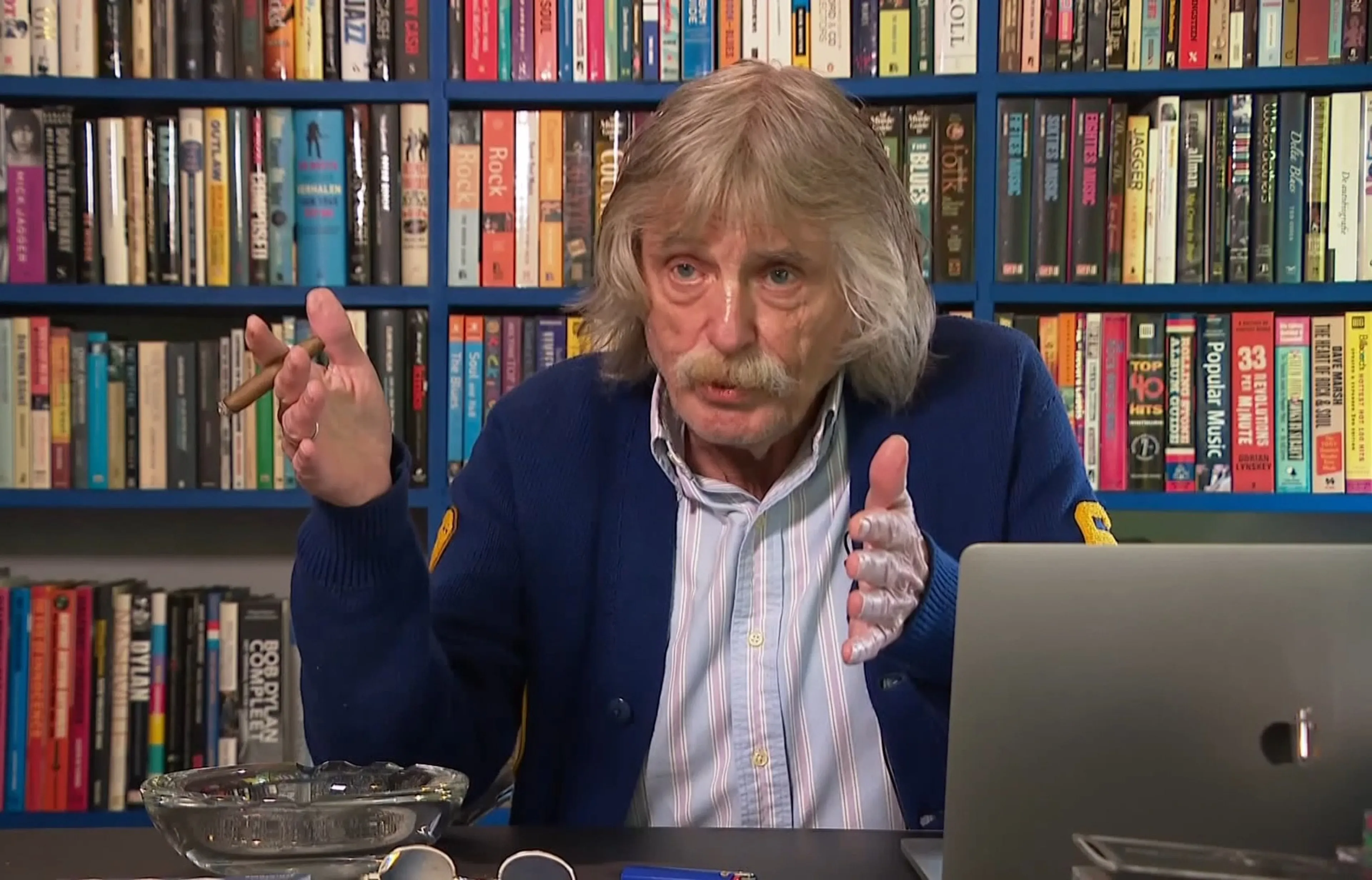 Johan Derksen kritisch op B&B Vol Liefde: ‘Hoe kunnen volwassen mensen zo doen?