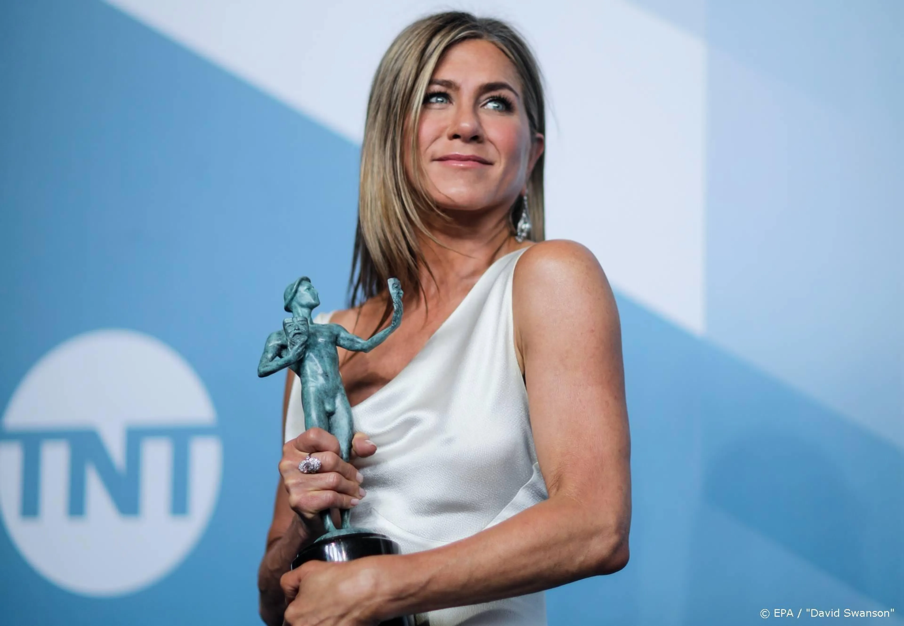 Jennifer Aniston steekt middelvinger op naar corona