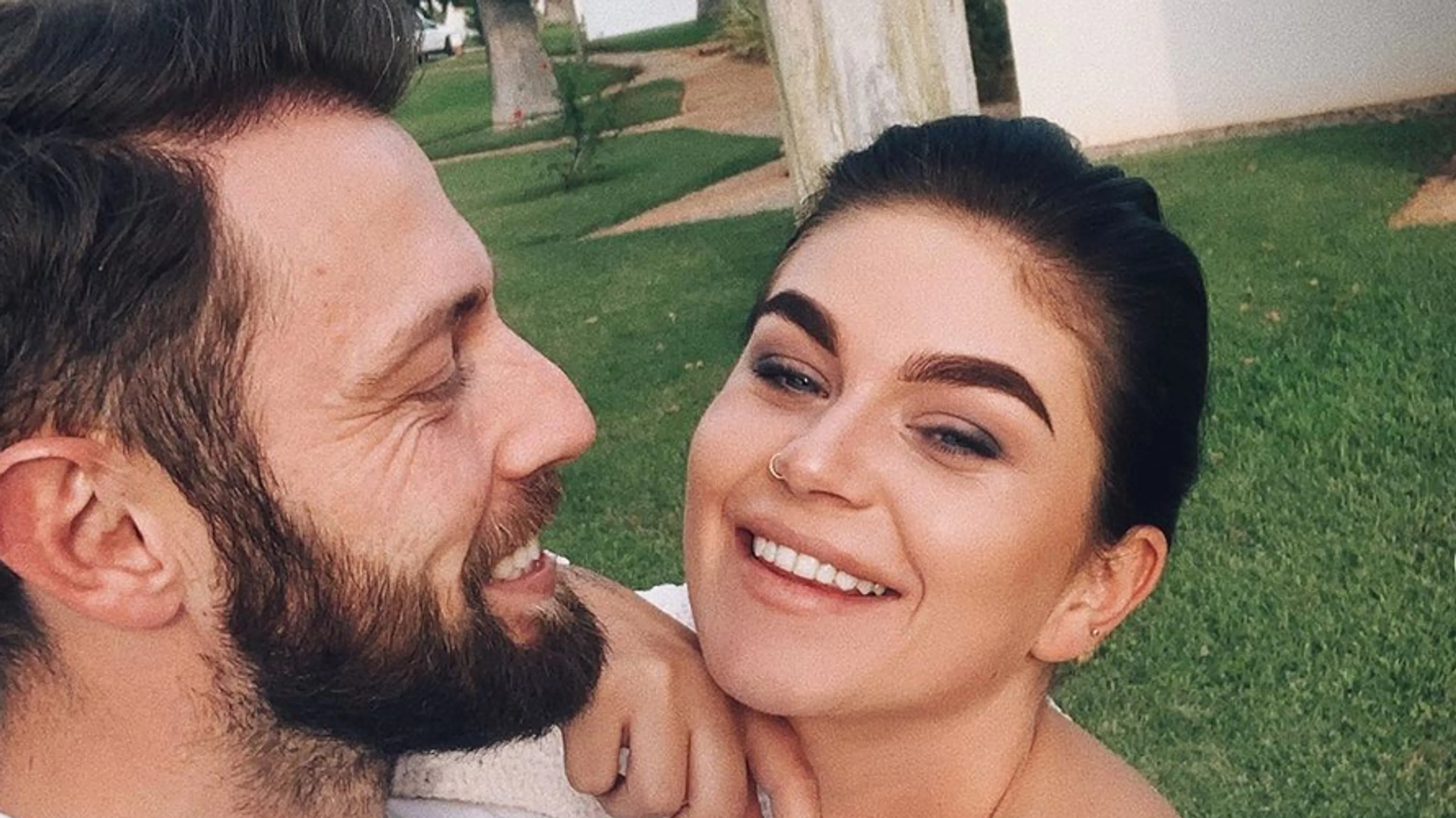 ZIEN: Roxeanne Hazes trekt kleren uit