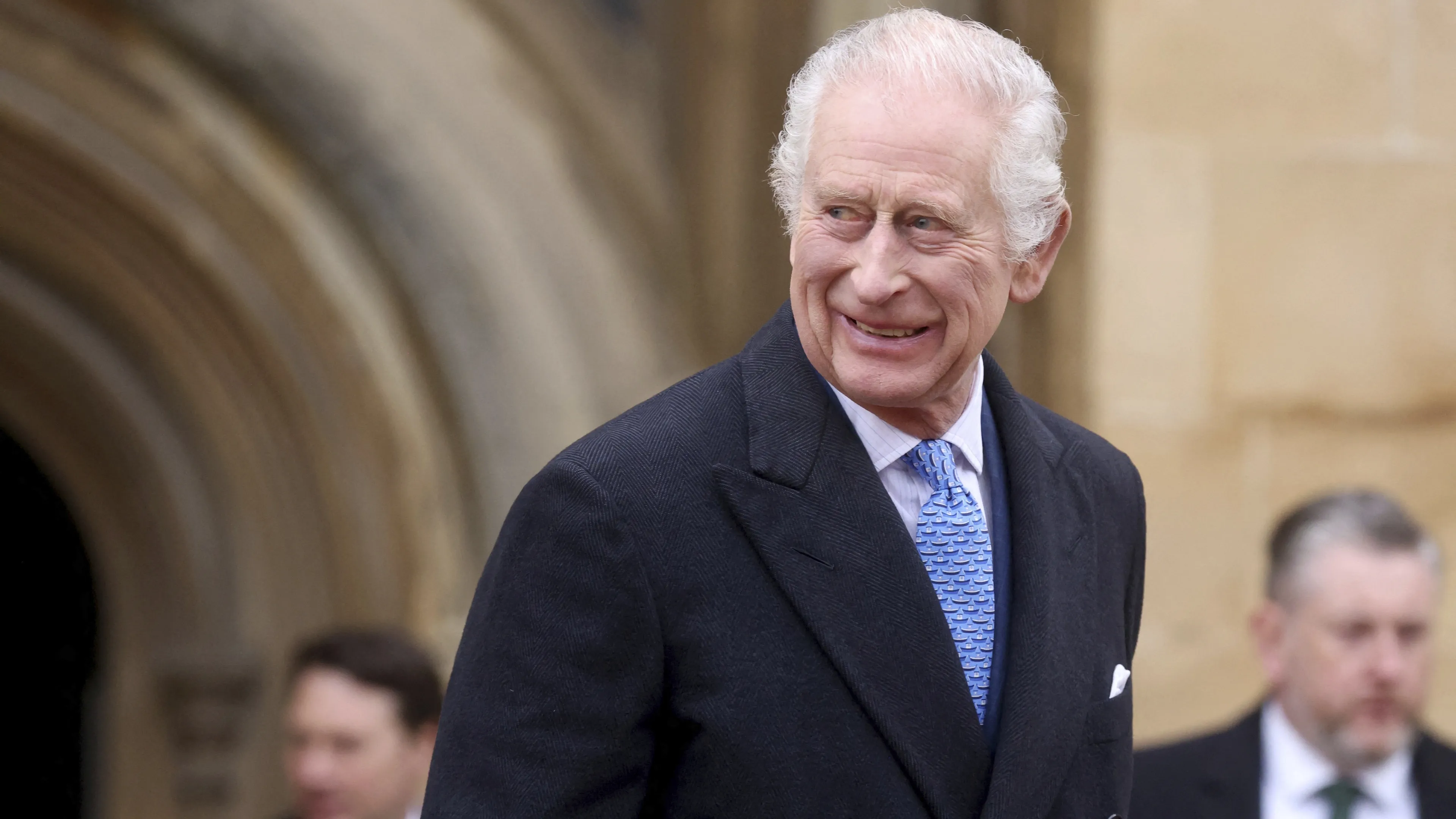 Zieke koning Charles zet grote stap in zware tijd