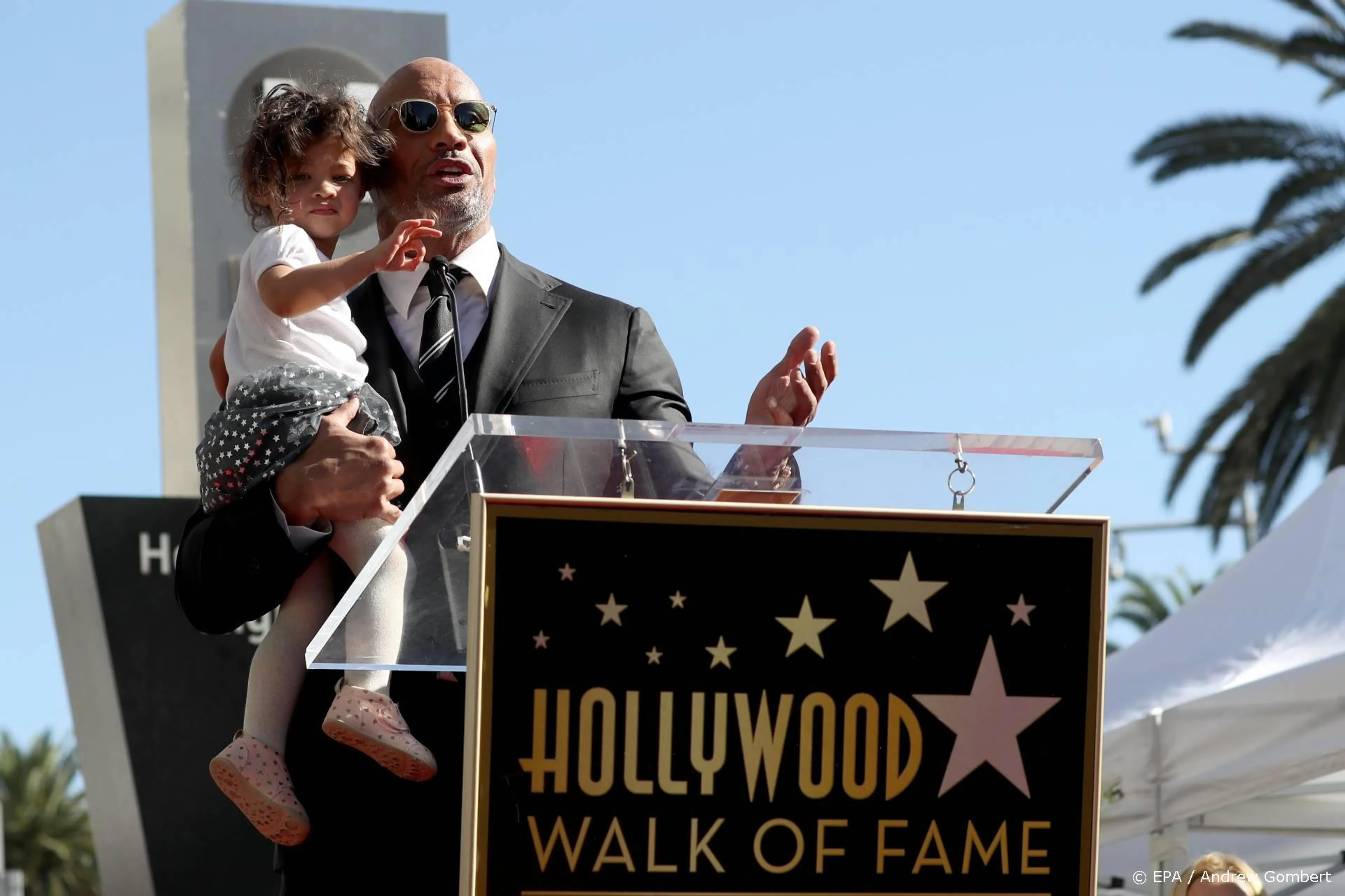 The Rock en gezin lopen coronavirus op