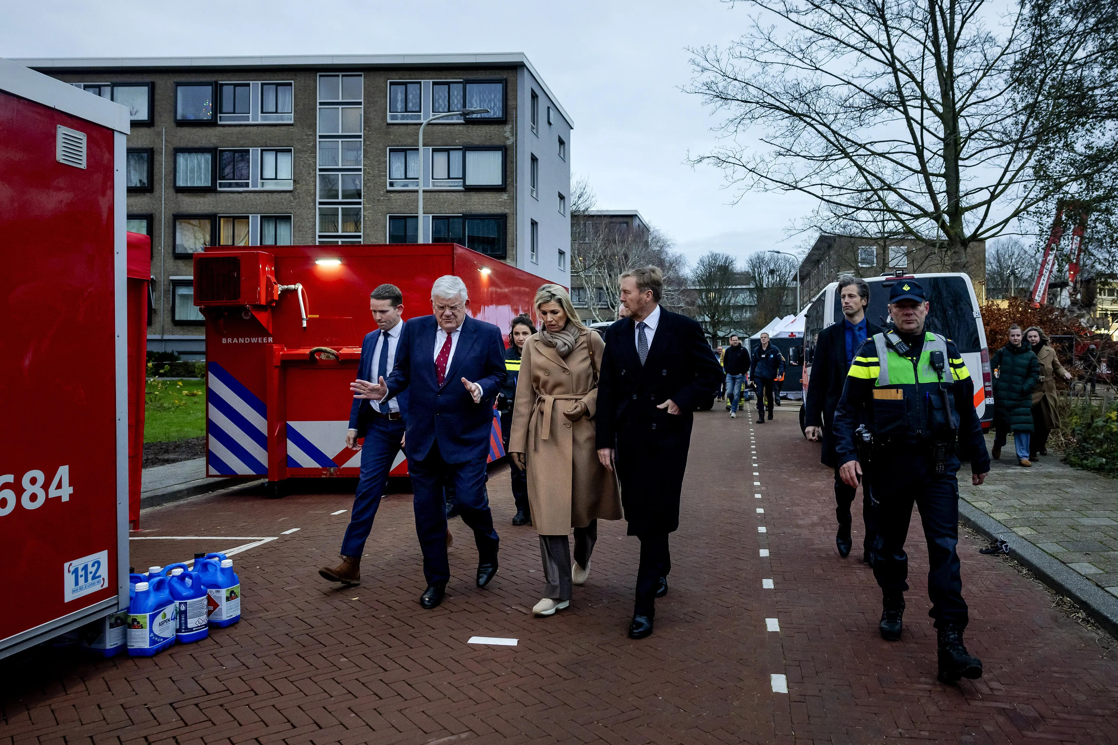 Koningspaar bezoekt plek van explosies Den Haag
