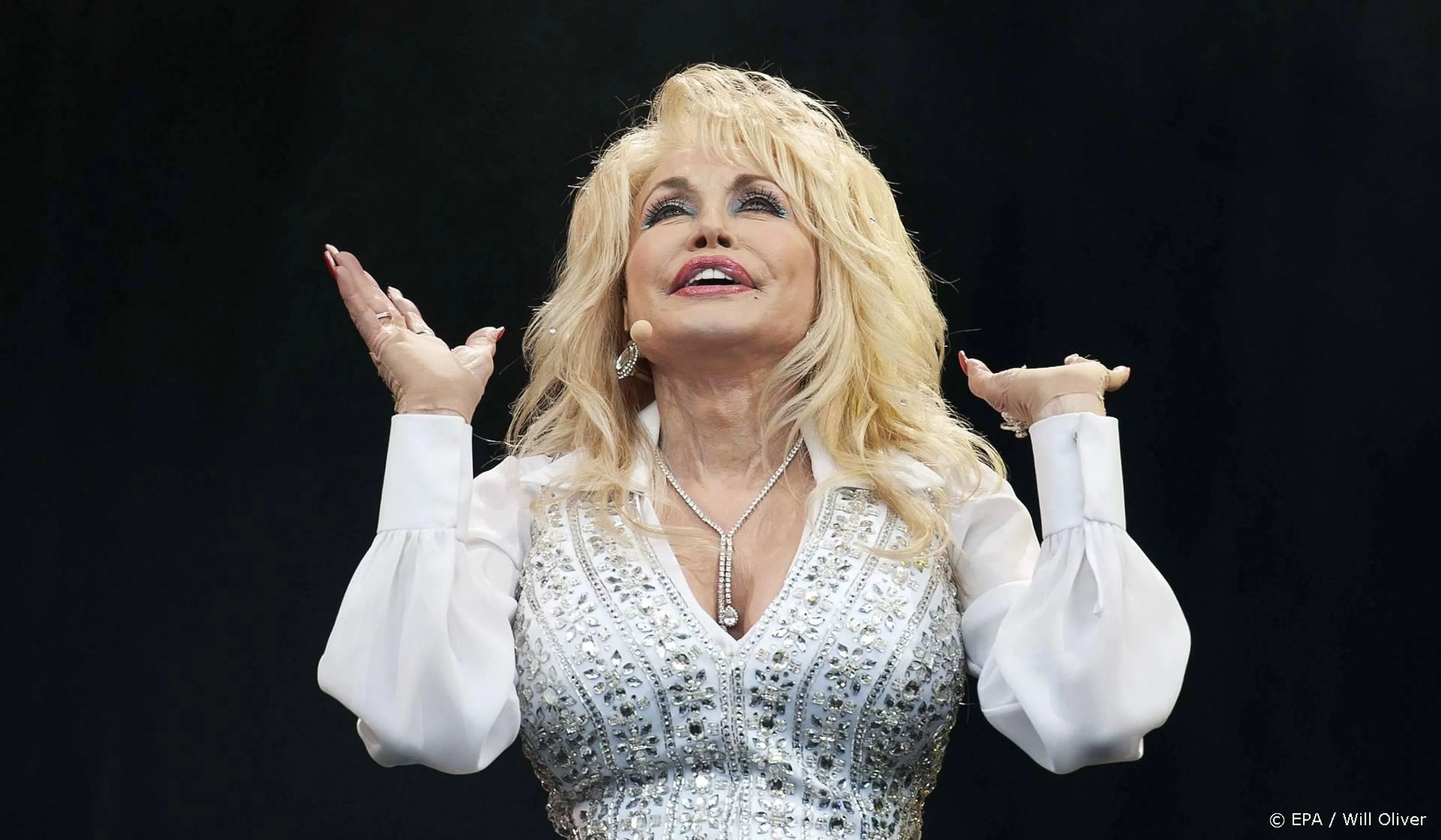 Dolly Parton brengt voor het eerst een parfum uit