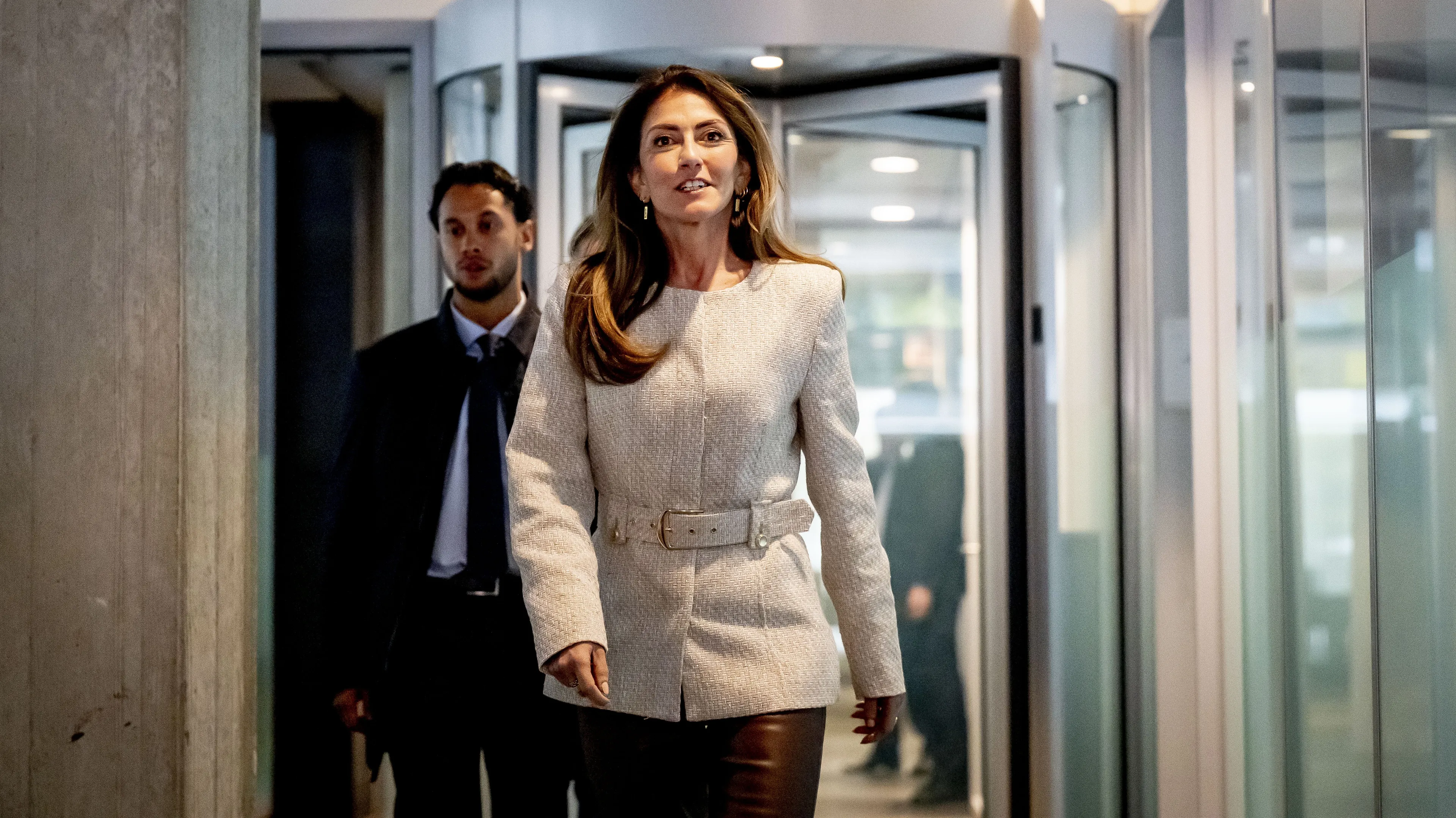 Om deze reden wordt outfitkeuze van Dilan Yesilgöz groots uitgelicht in VI
