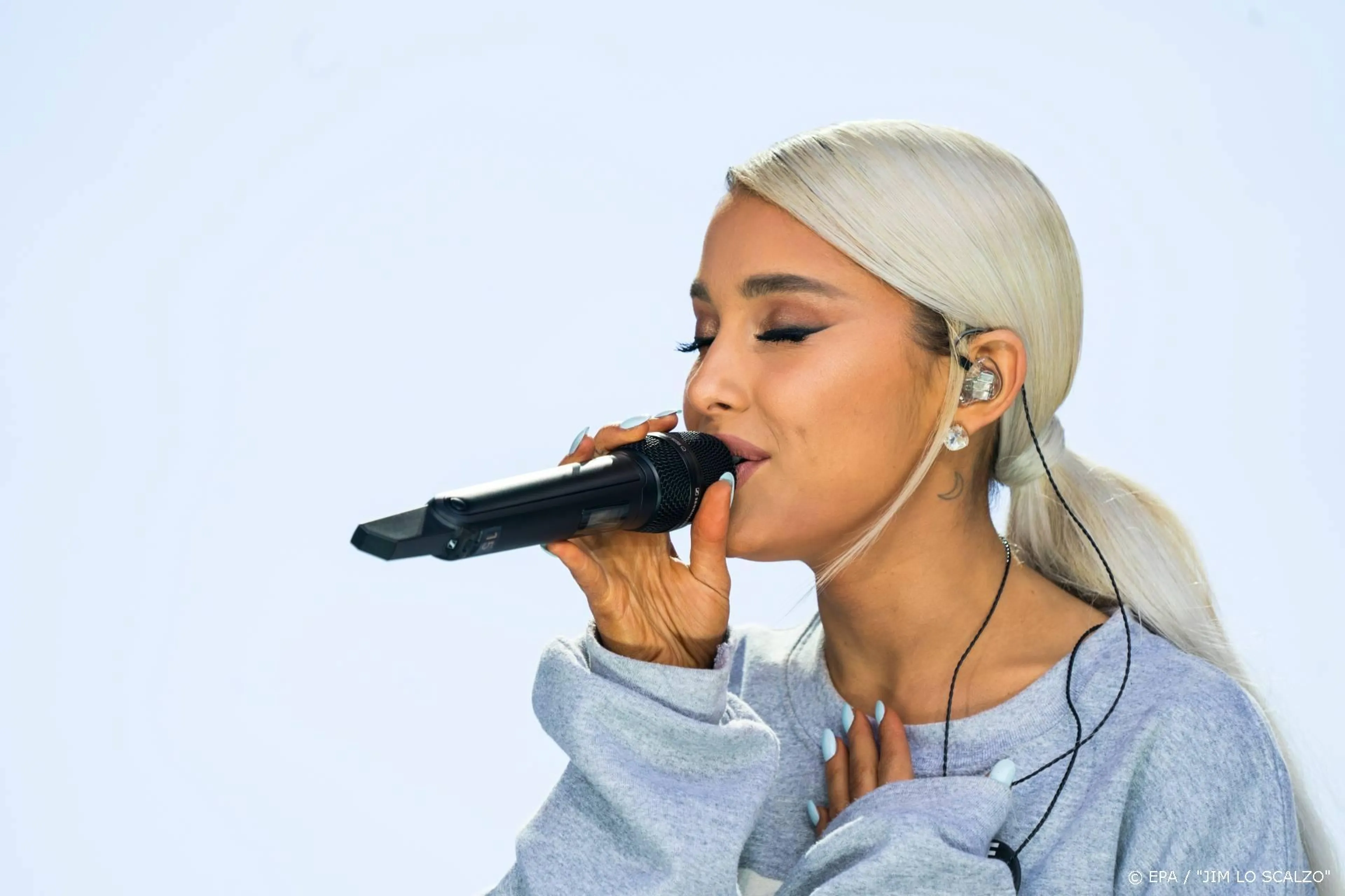 Ariana Grande herdenkt slachtoffers van aanslag in Manchester