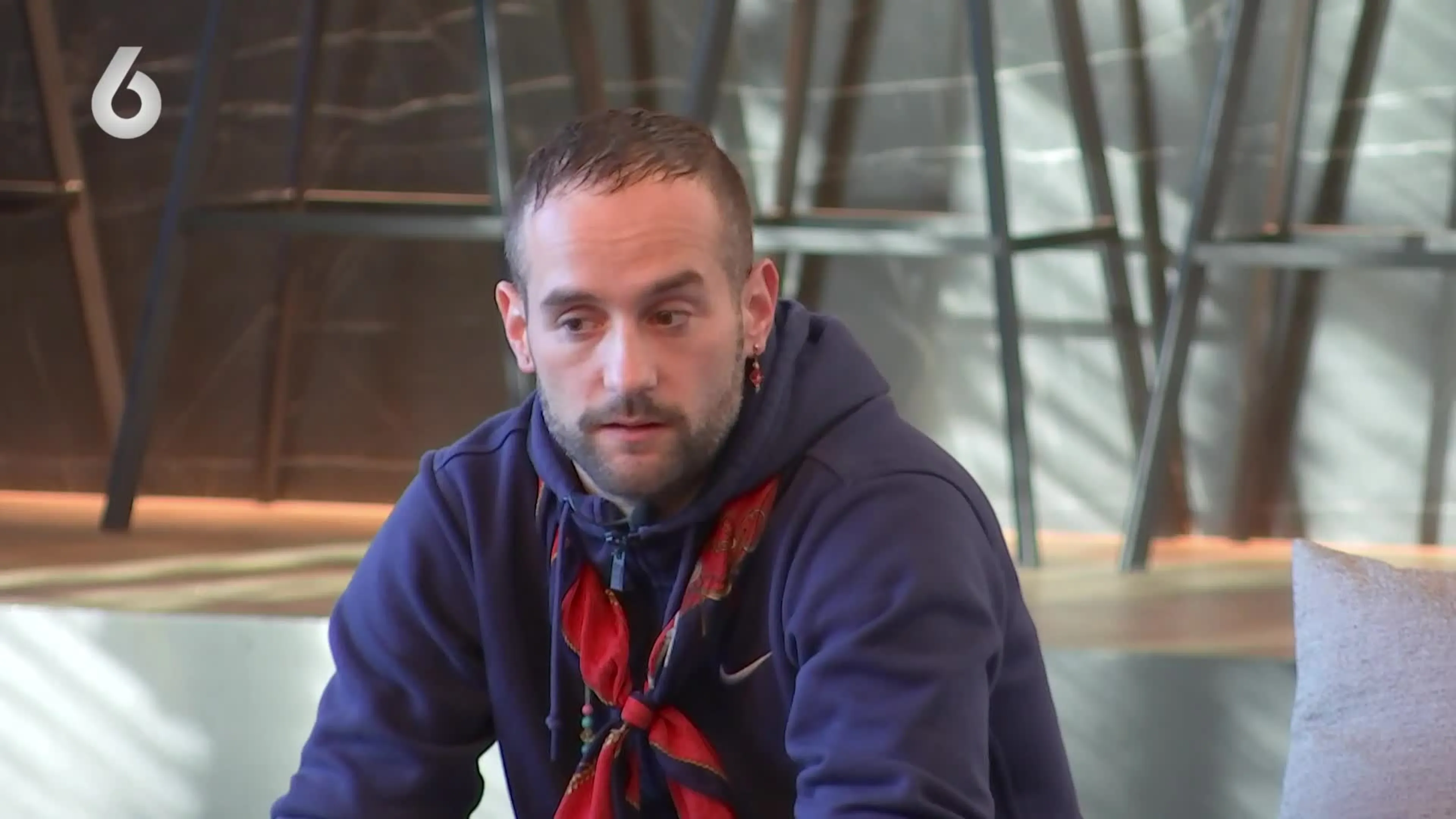 Jorrit krijgt geel na gooien bierflesje