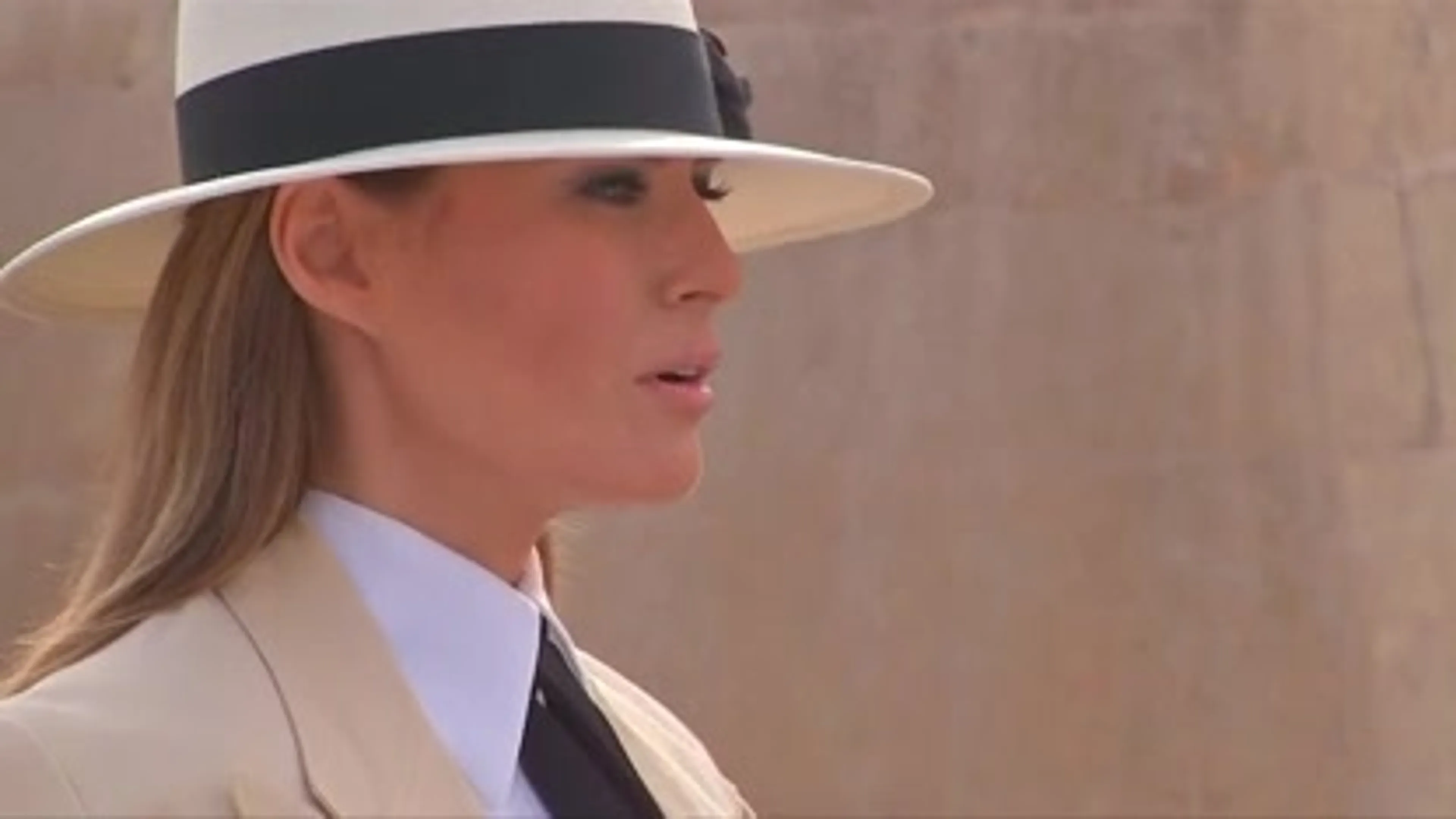 Melania woest om strippende lookalike!