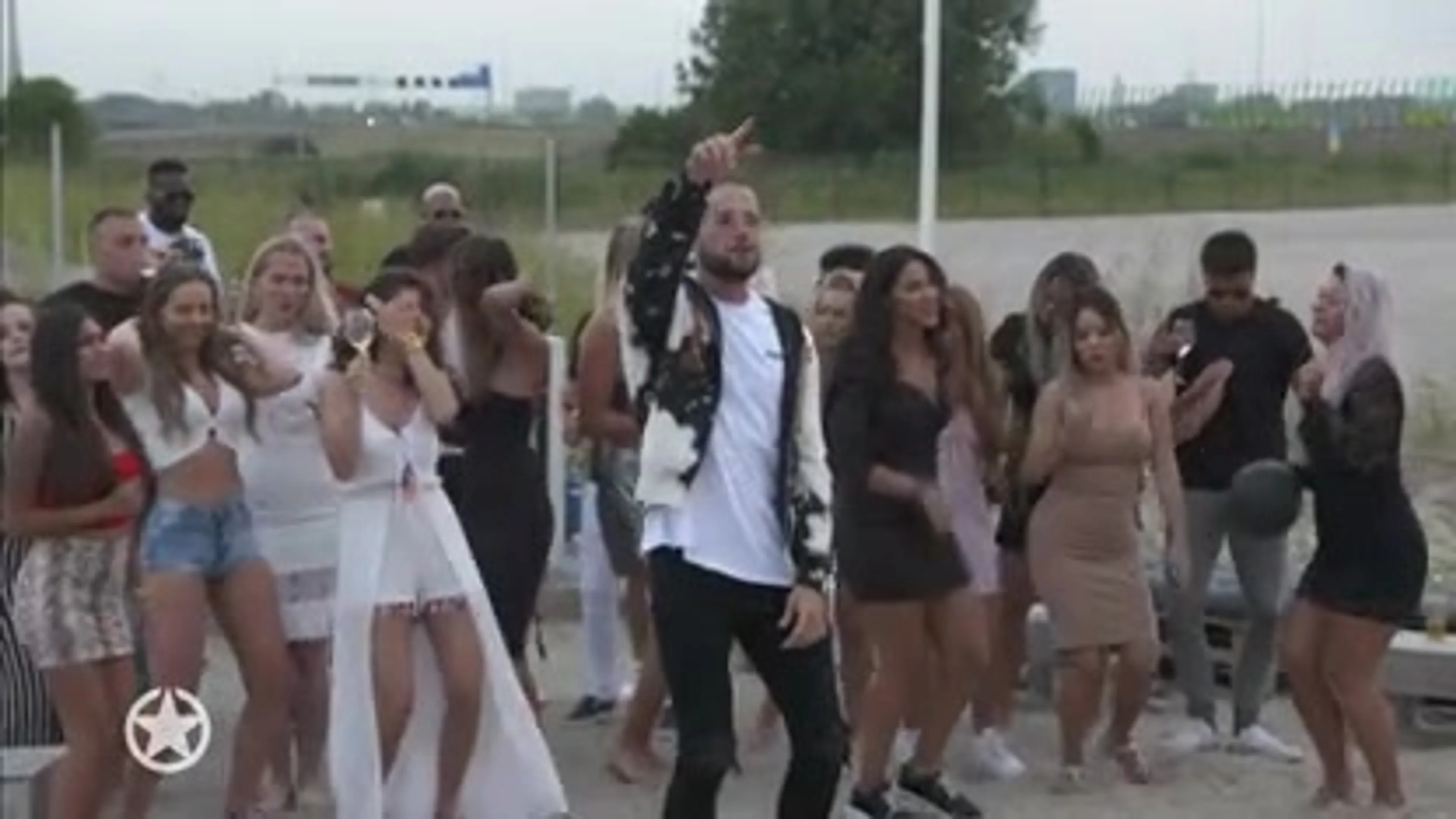 Donny Roelvink omringd door bloedmooie vrouwen in nieuwe videoclip